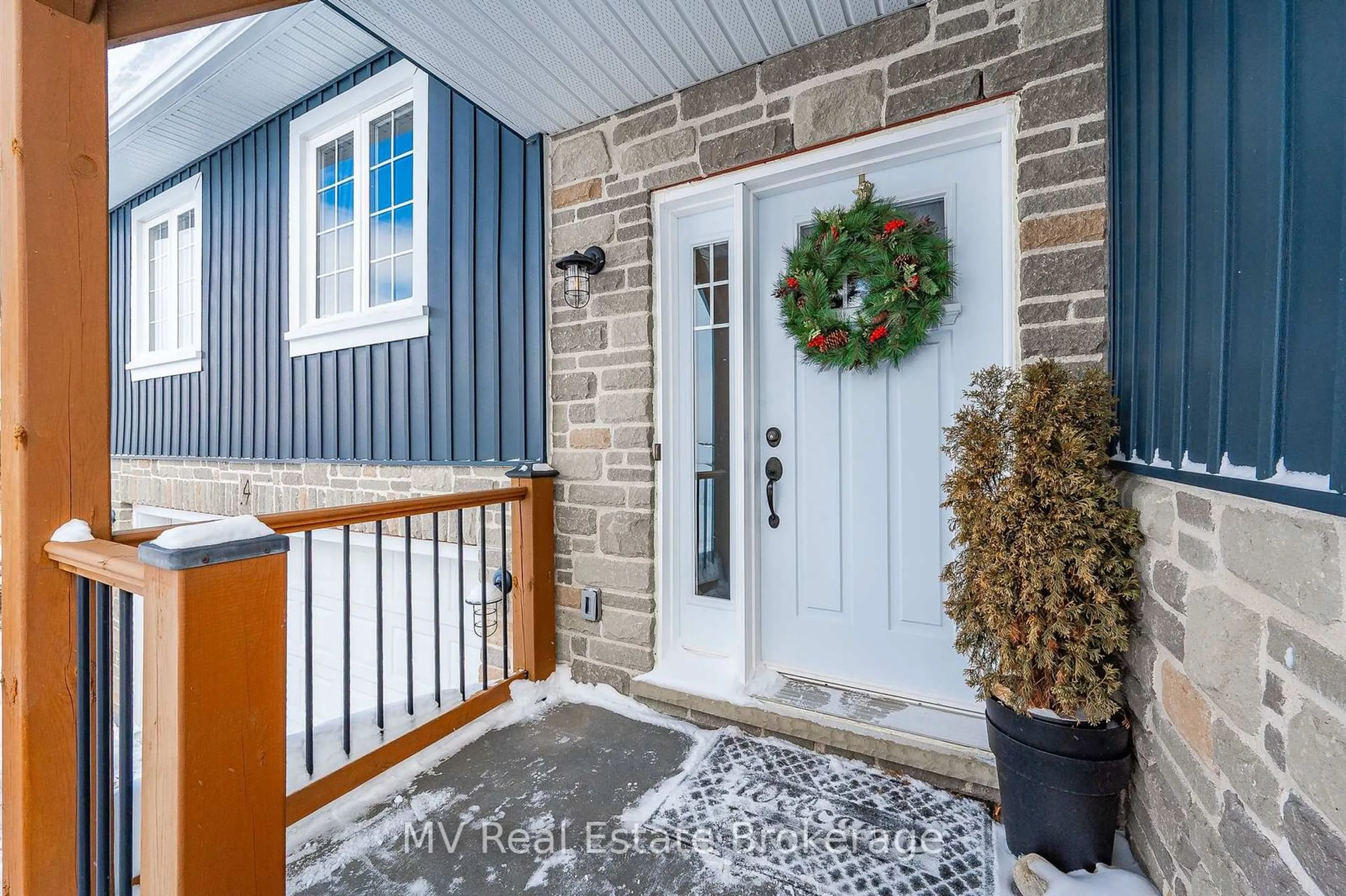 Indoor entryway for 14 Cutting Dr, Centre Wellington Ontario N0B 1S0