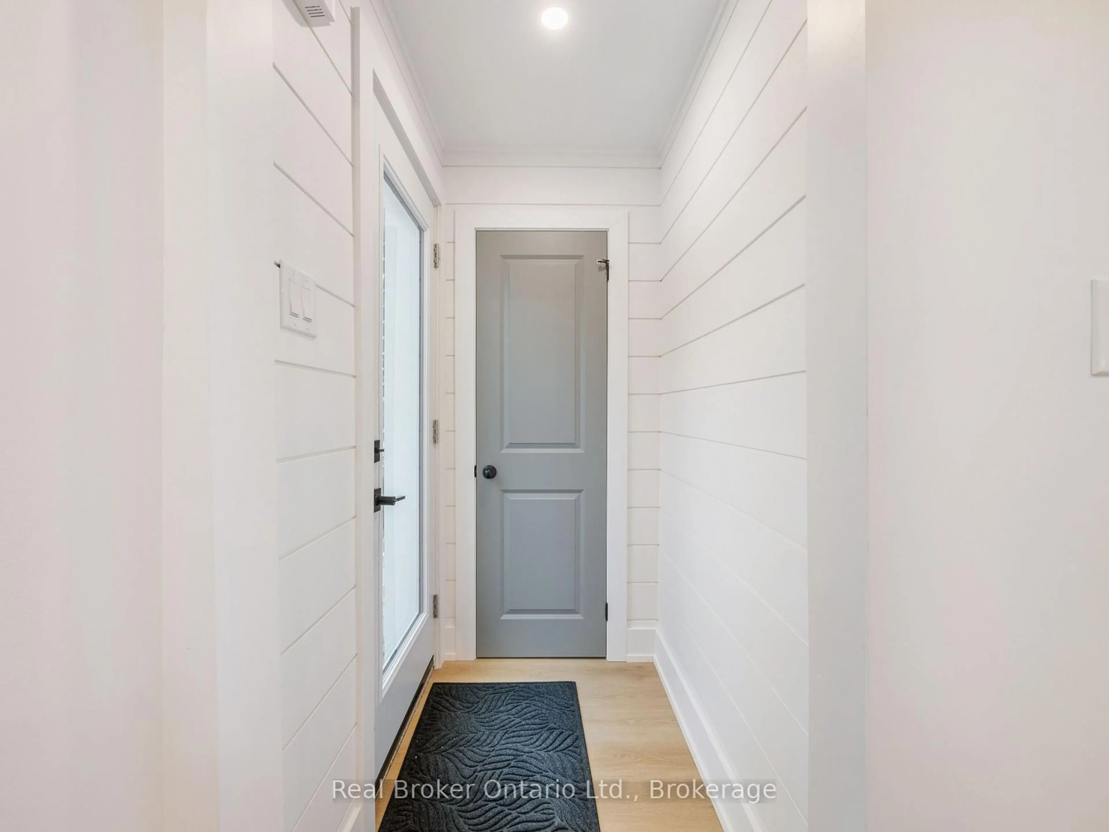 Indoor entryway for 51 Woodbridge Rd, Hamilton Ontario L8K 3C8