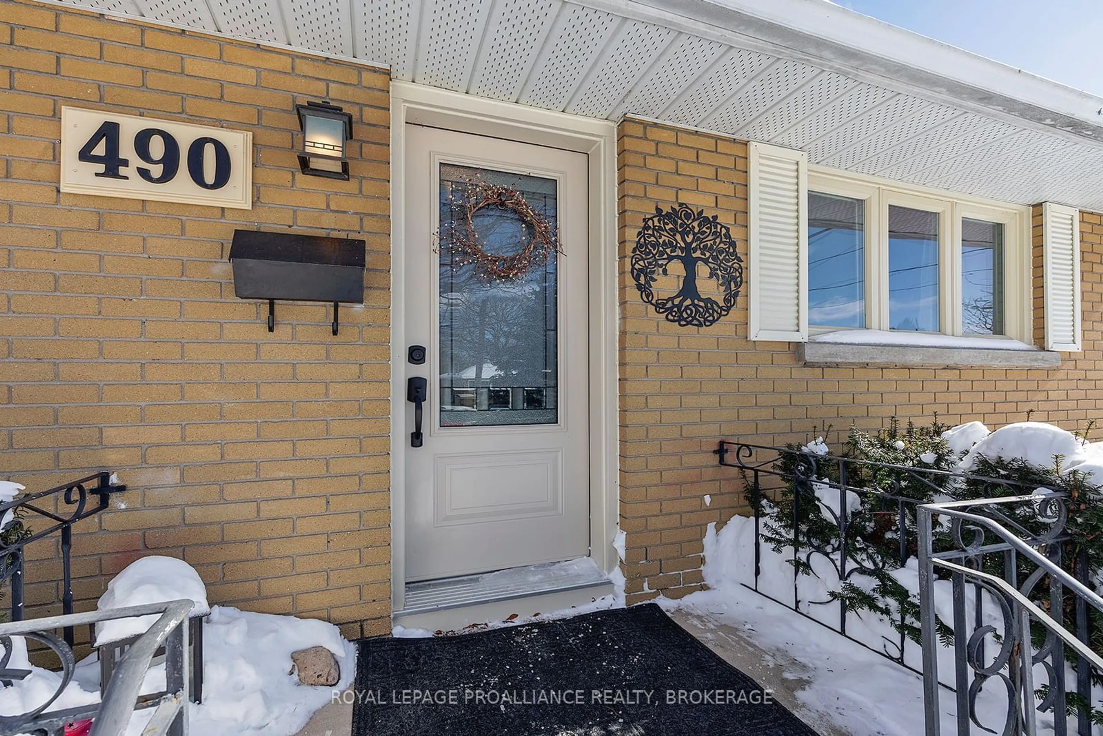 Indoor entryway for 490 Kirkwood Rd, Kingston Ontario K7M 3X2