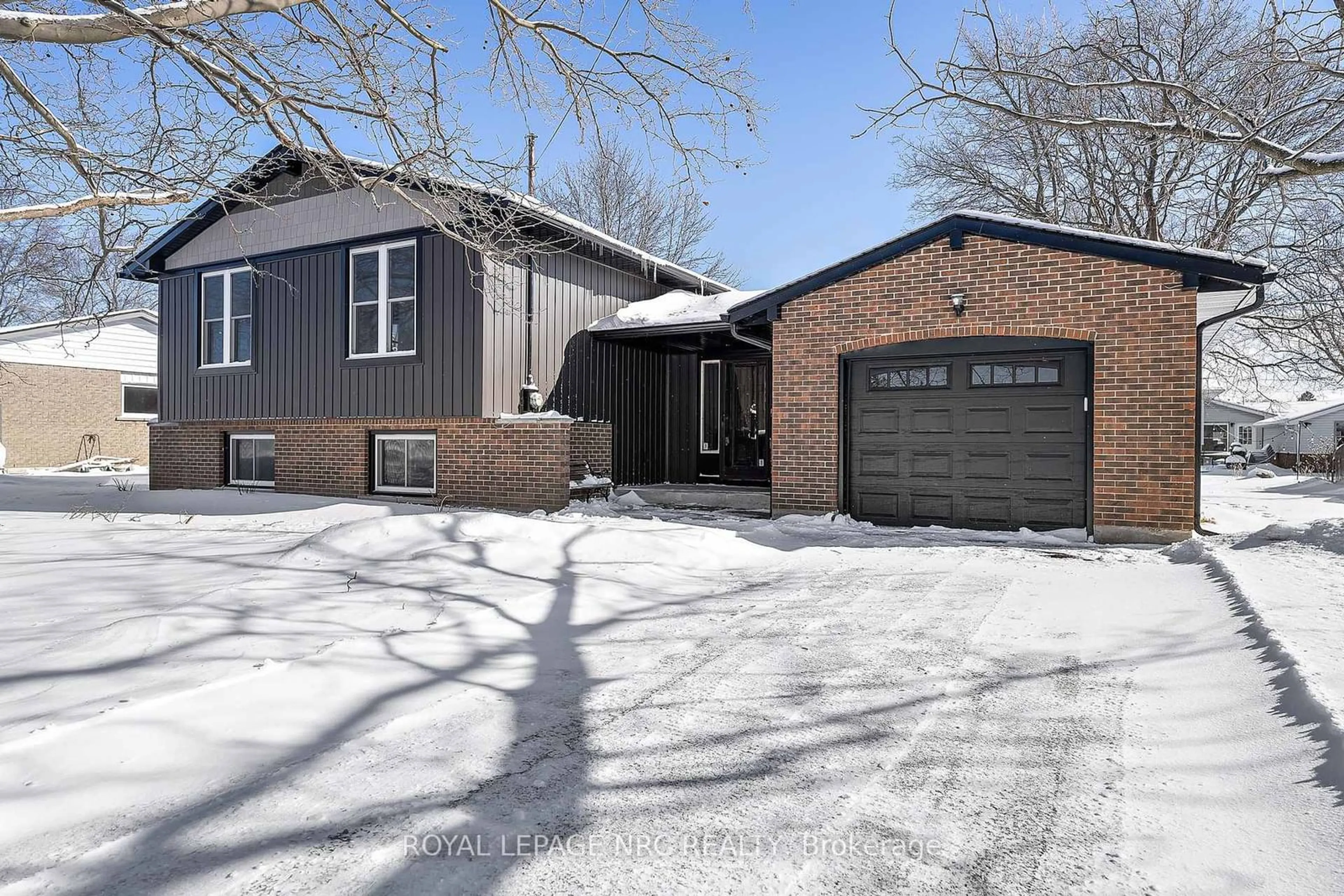 Home with brick exterior material, street for 930 Ferndale Ave, Fort Erie Ontario L2A 5S8