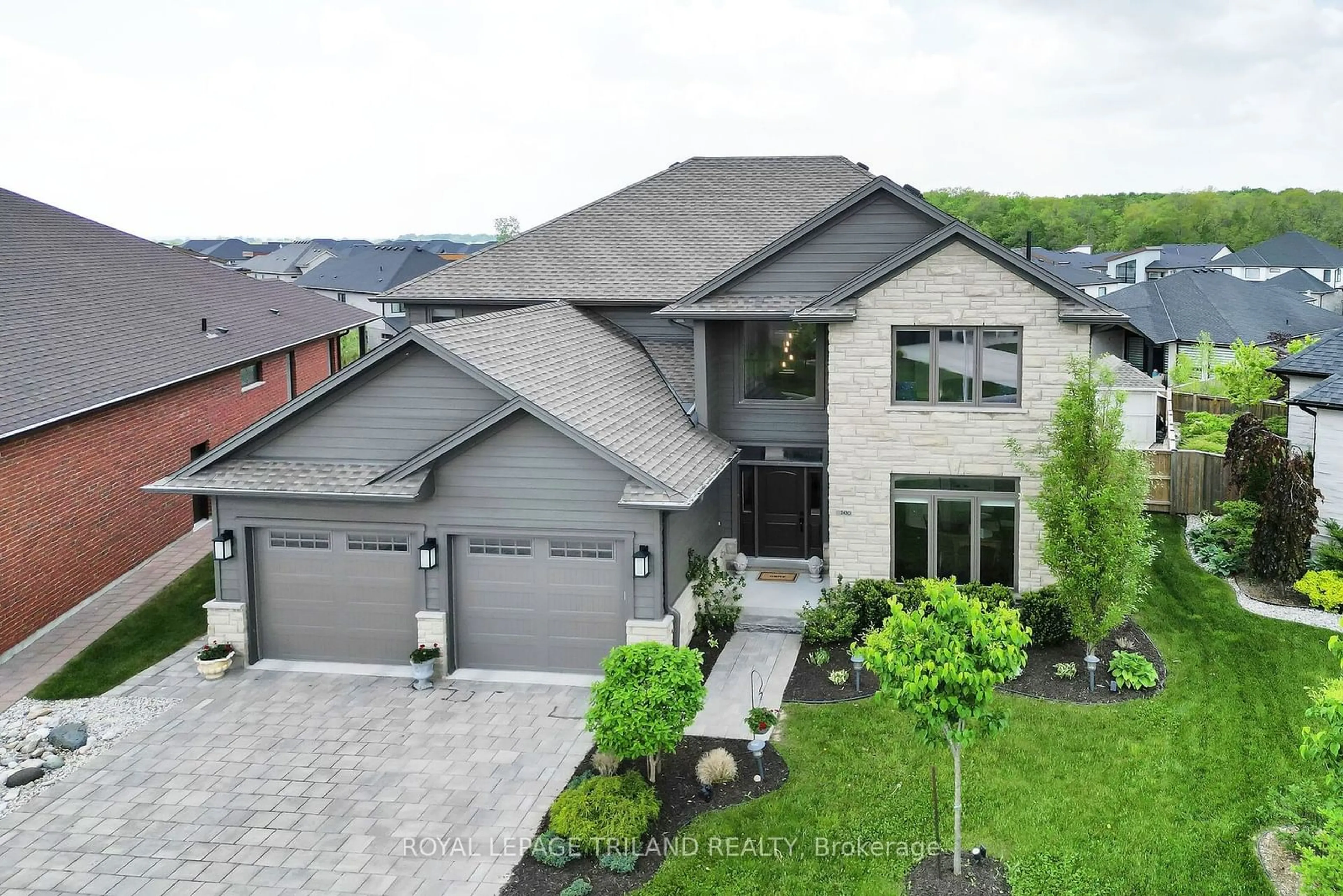 A pic from outside/outdoor area/front of a property/back of a property/a pic from drone, street for 2430 Brayford Cres, London Ontario N6K 0H7