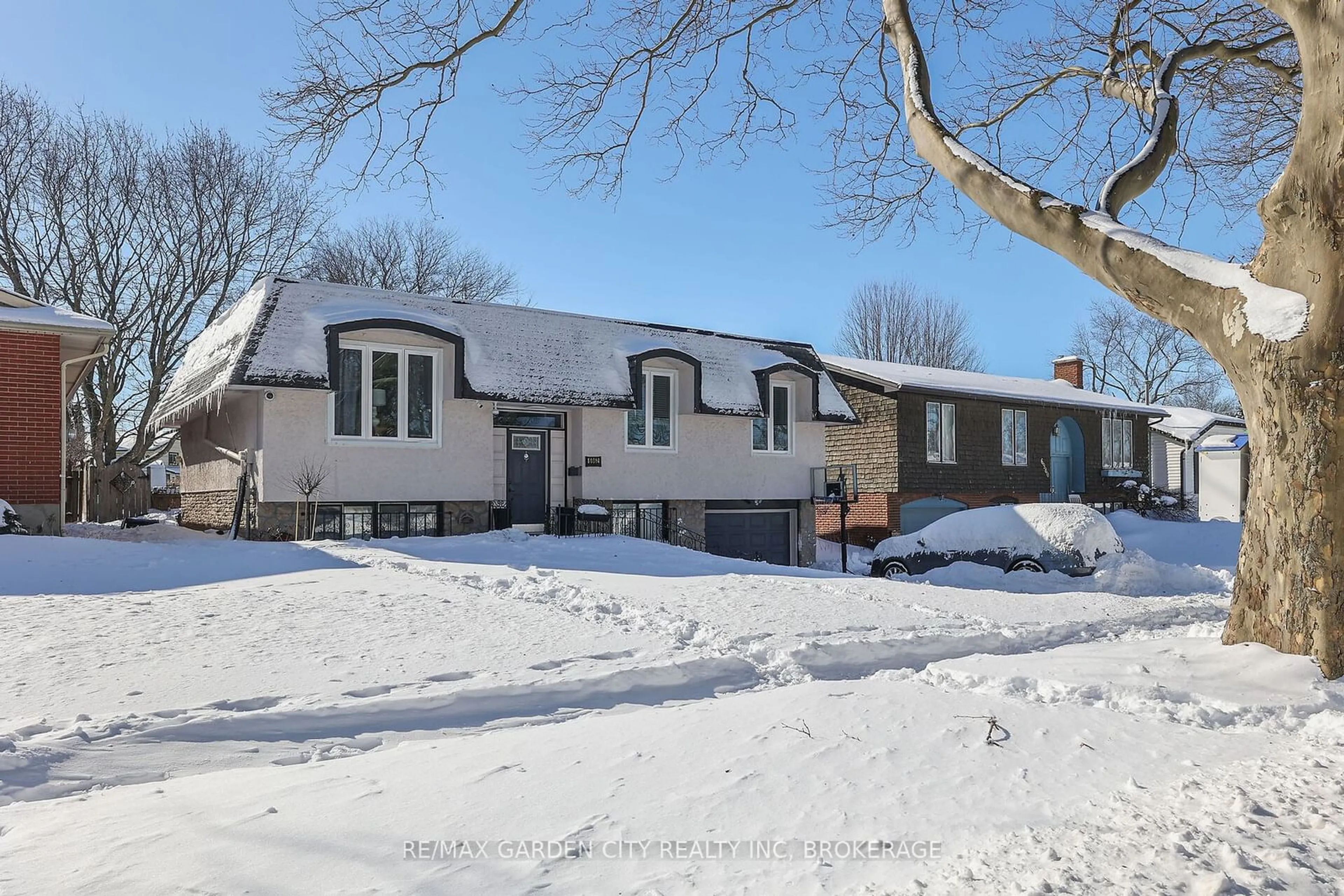 A pic from outside/outdoor area/front of a property/back of a property/a pic from drone, street for 6962 Dolphin St, Niagara Falls Ontario L2E 6Y2