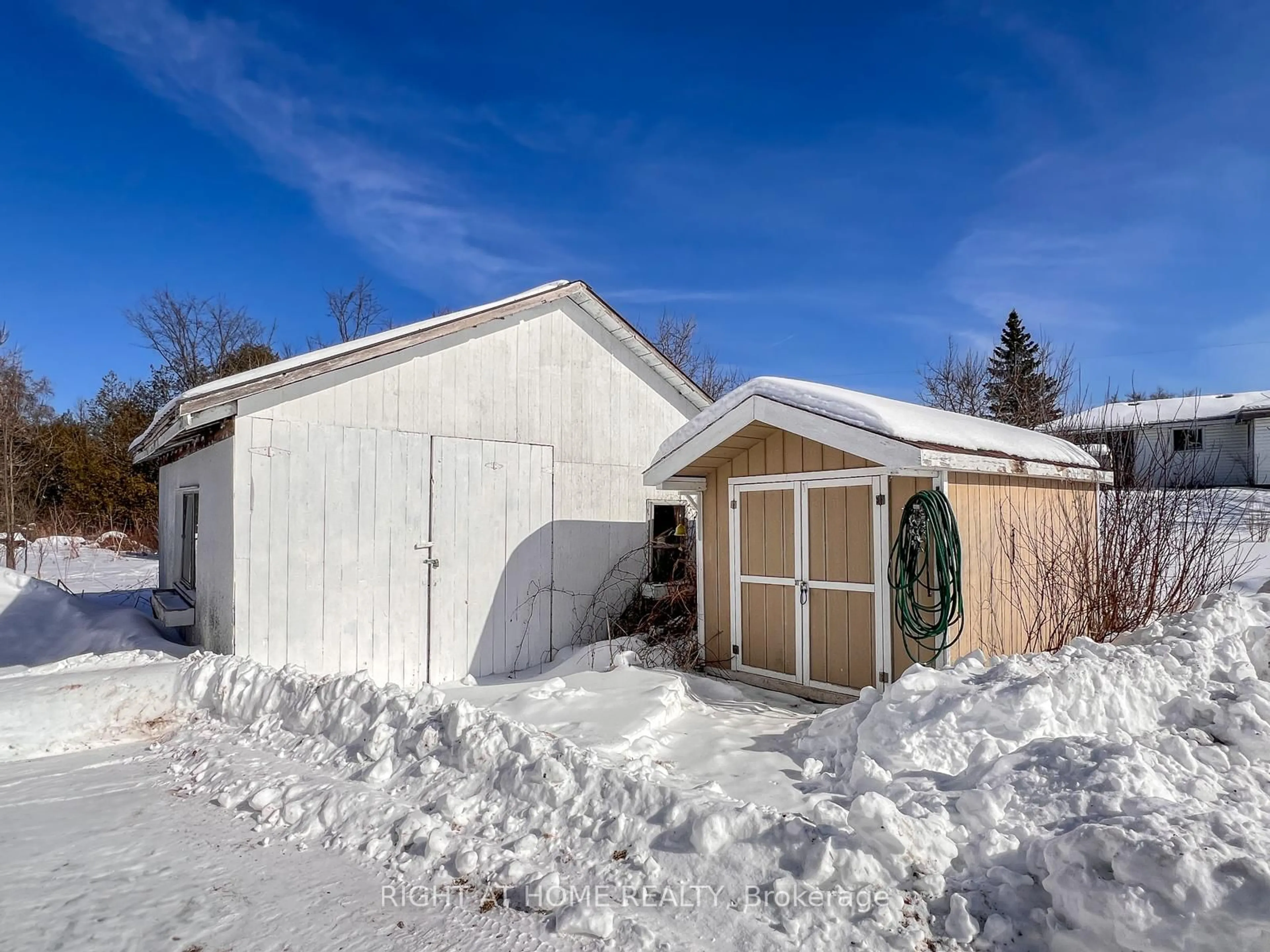 Indoor garage for 8567 Old Hastings Rd, Tudor & Cashel Ontario K0K 1Y0