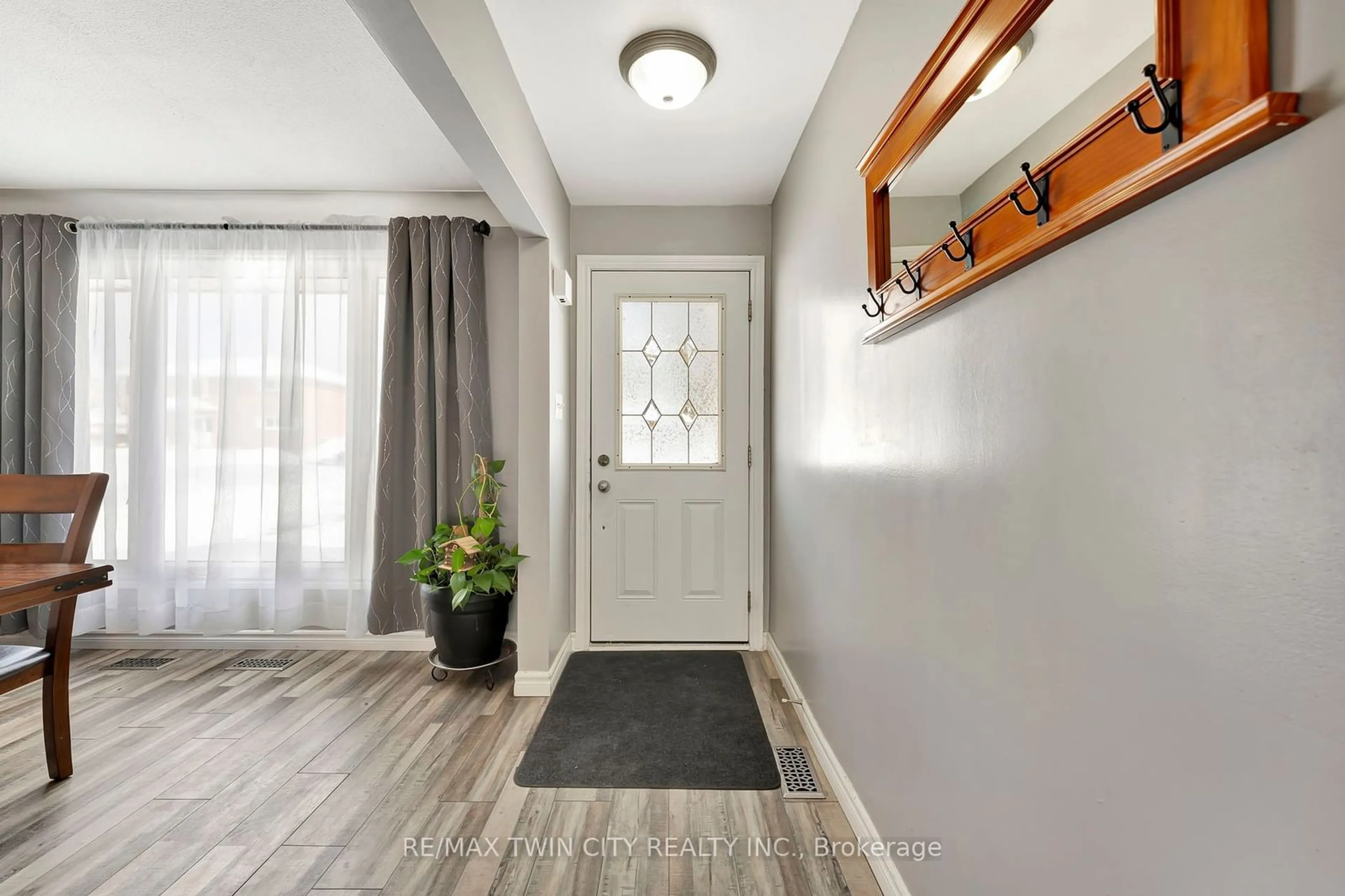 Indoor entryway for 32 Woolley St, Cambridge Ontario N1R 5J8