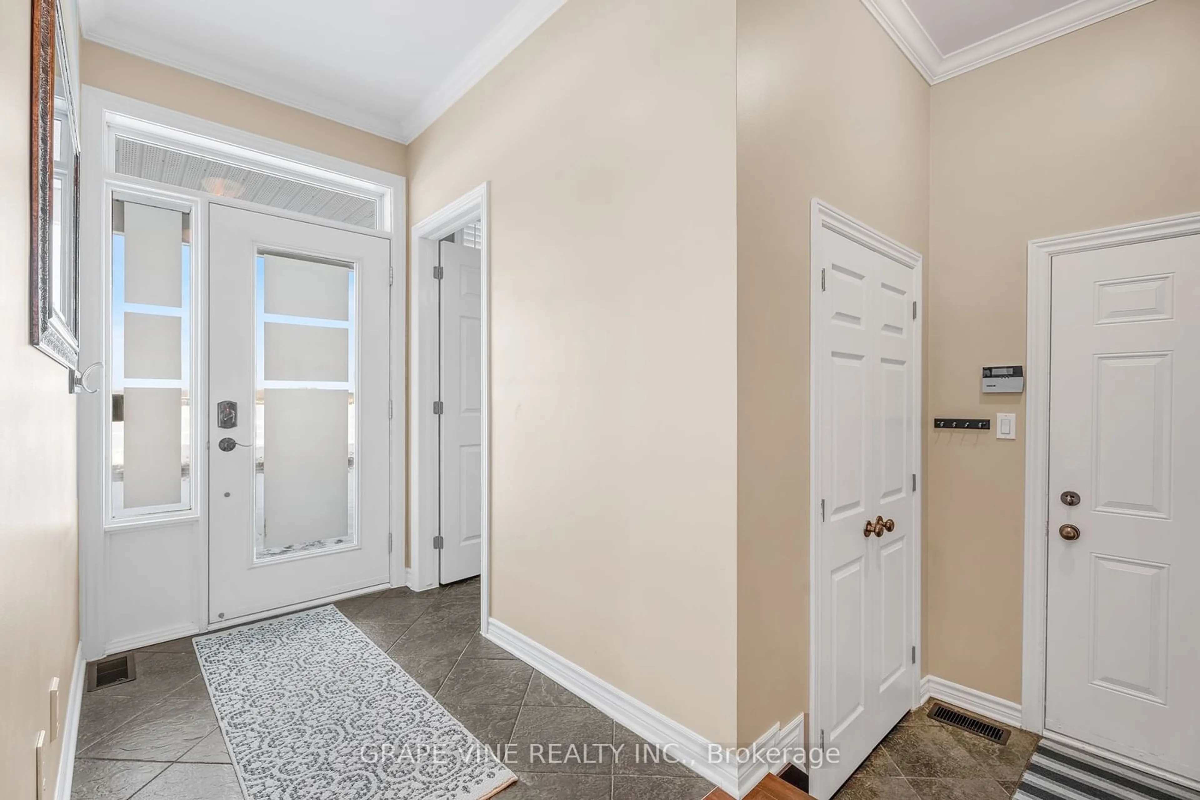 Indoor entryway for 4060 Kelly Farm Dr, Blossom Park - Airport and Area Ontario K1T 4J3