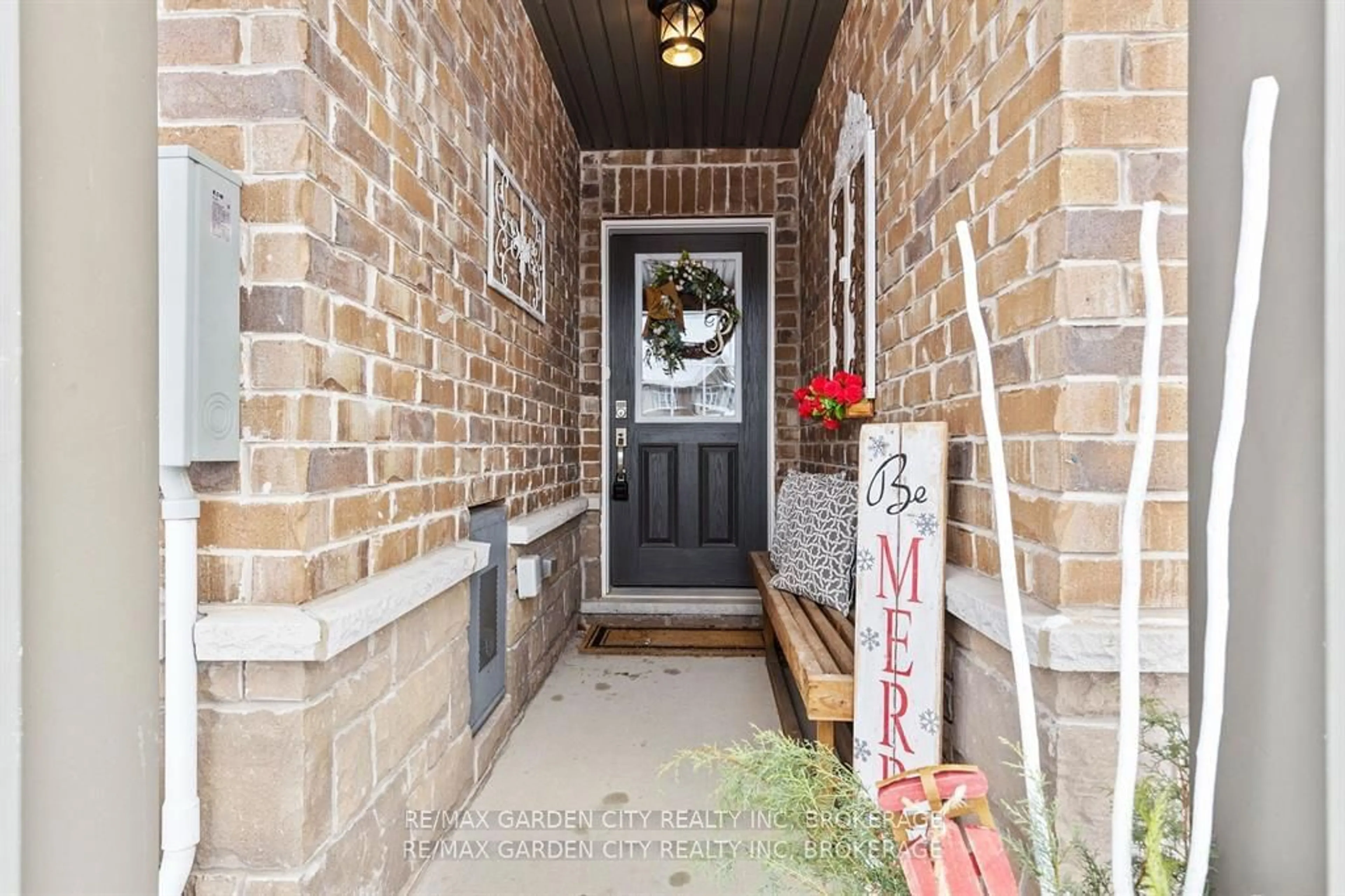 Indoor entryway for 6366 Shapton Cres, Niagara Falls Ontario L2H 0L8