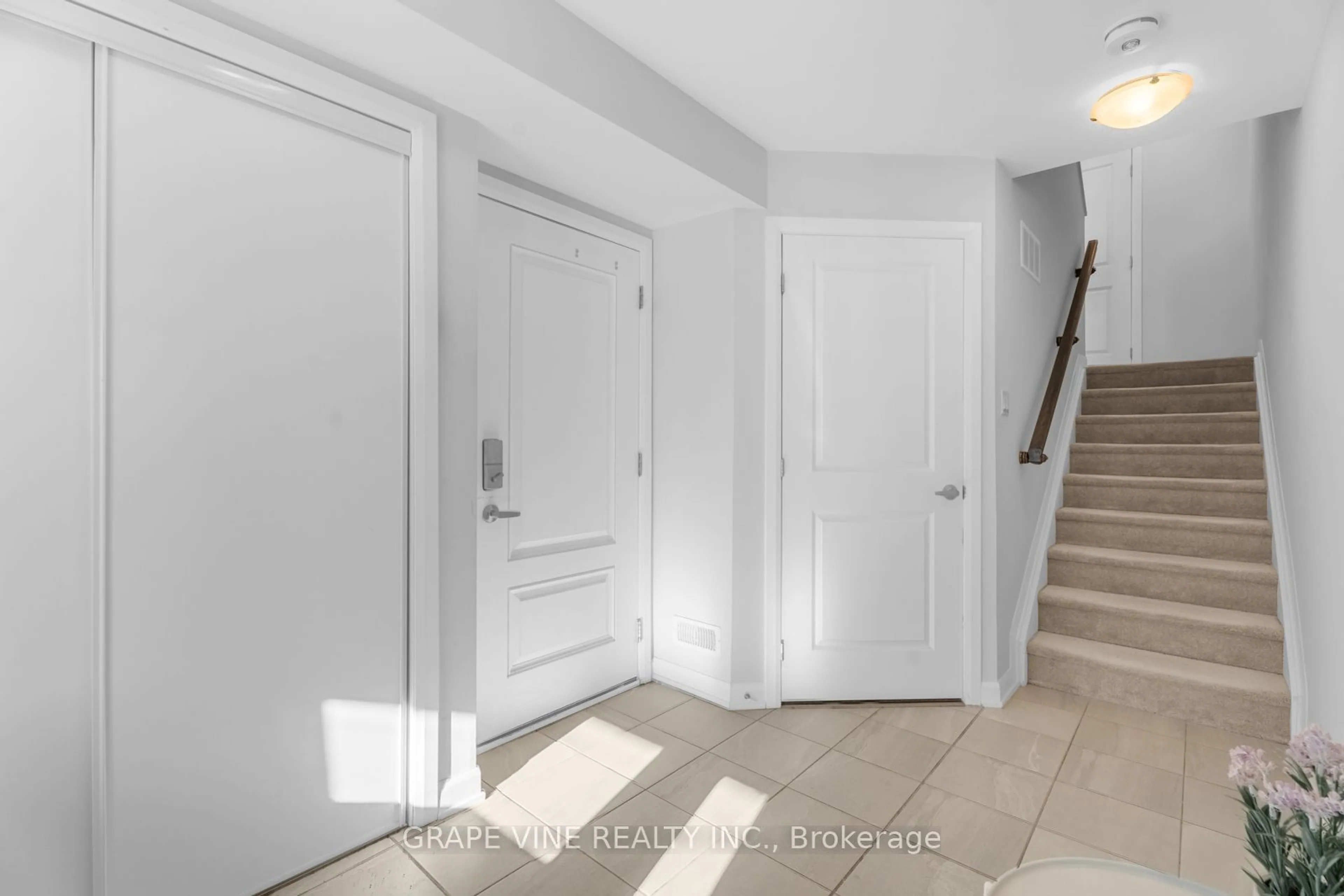 Indoor entryway for 519 Galmoy Way, Barrhaven Ontario K2J 6V1