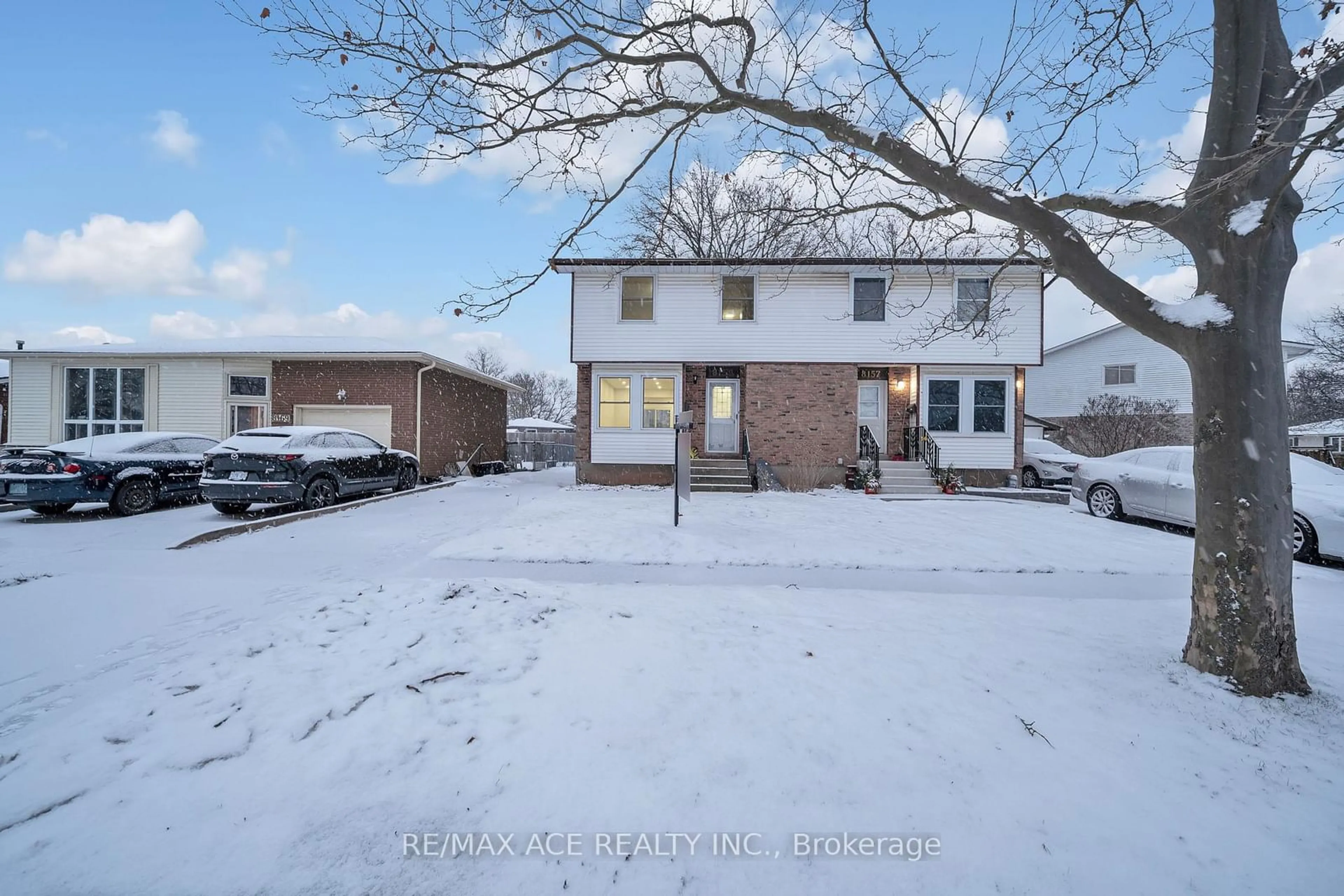 A pic from outside/outdoor area/front of a property/back of a property/a pic from drone, street for 8159 Lynhurst Dr, Niagara Falls Ontario L2H 2A3