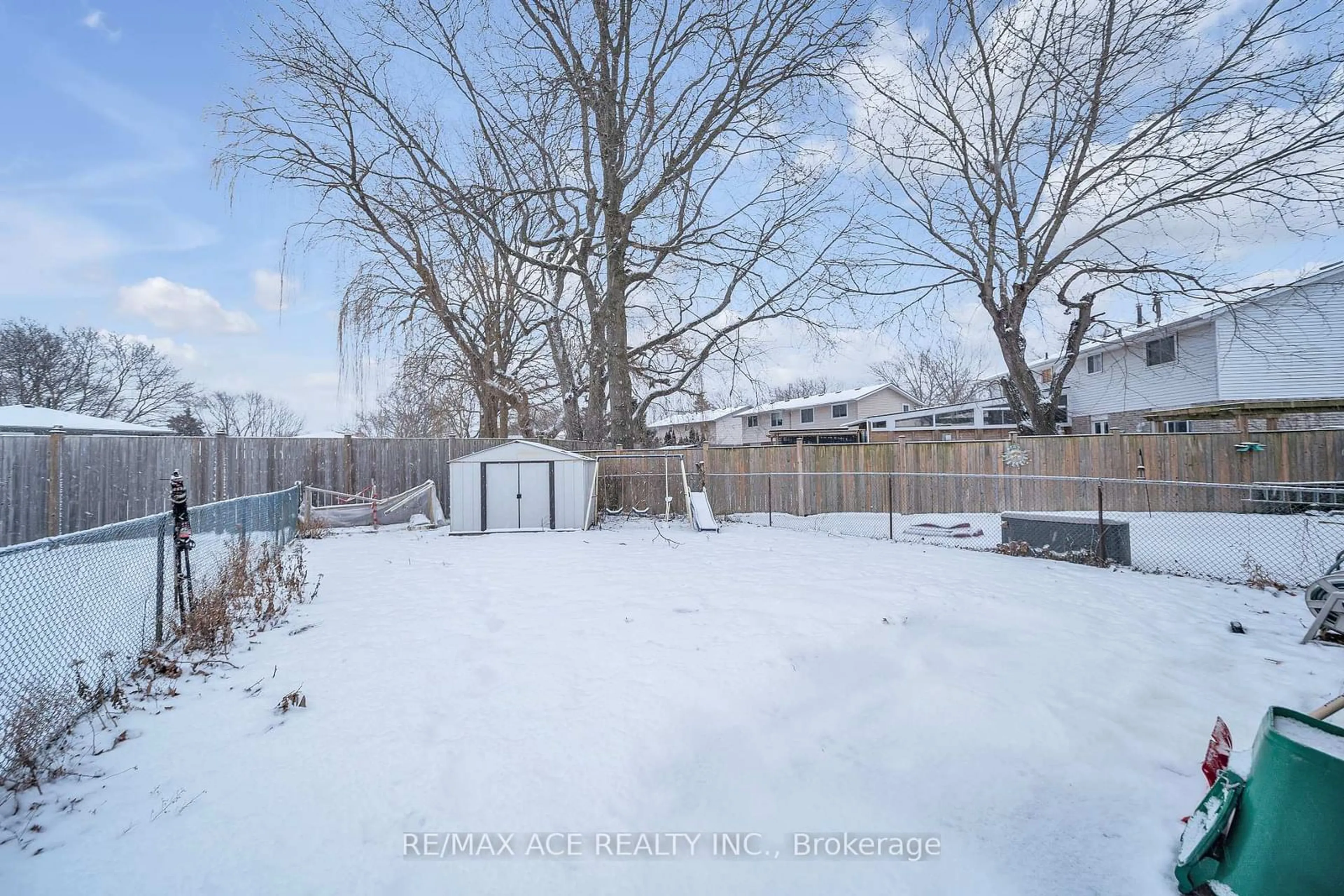 A pic from outside/outdoor area/front of a property/back of a property/a pic from drone, unknown for 8159 Lynhurst Dr, Niagara Falls Ontario L2H 2A3