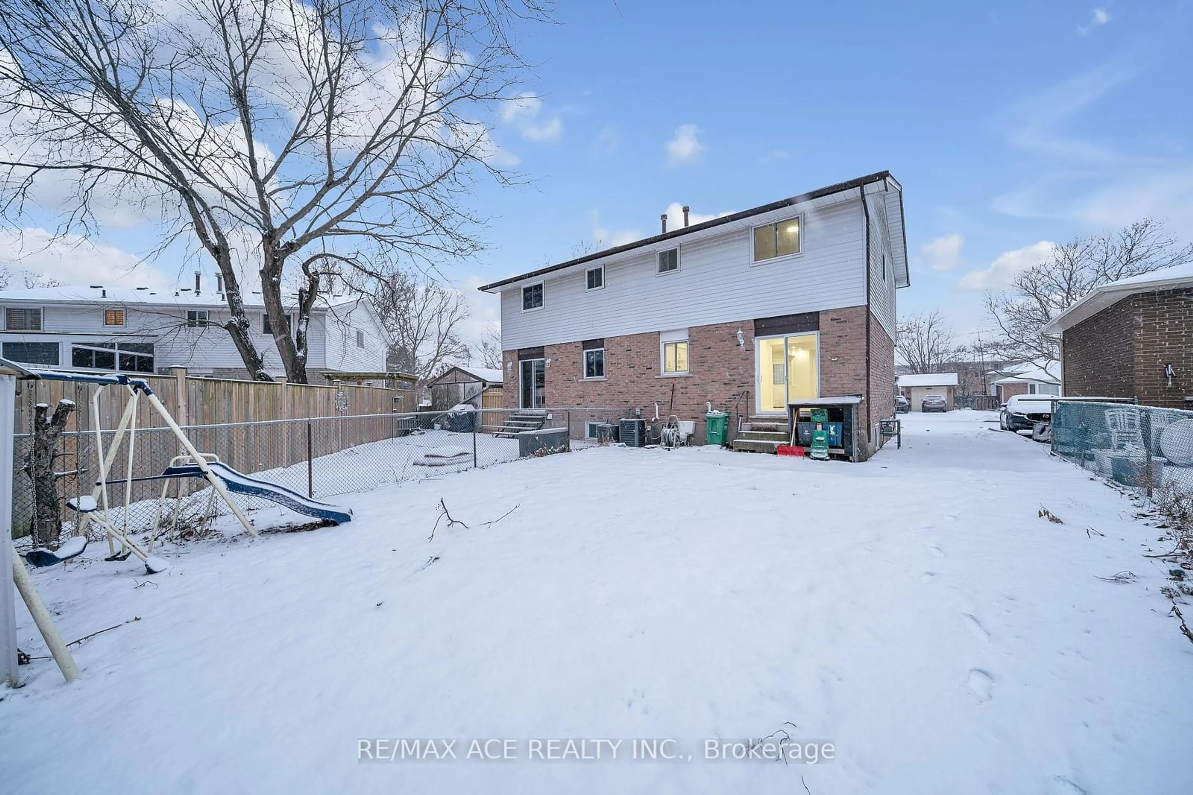 A pic from outside/outdoor area/front of a property/back of a property/a pic from drone, building for 8159 Lynhurst Dr, Niagara Falls Ontario L2H 2A3