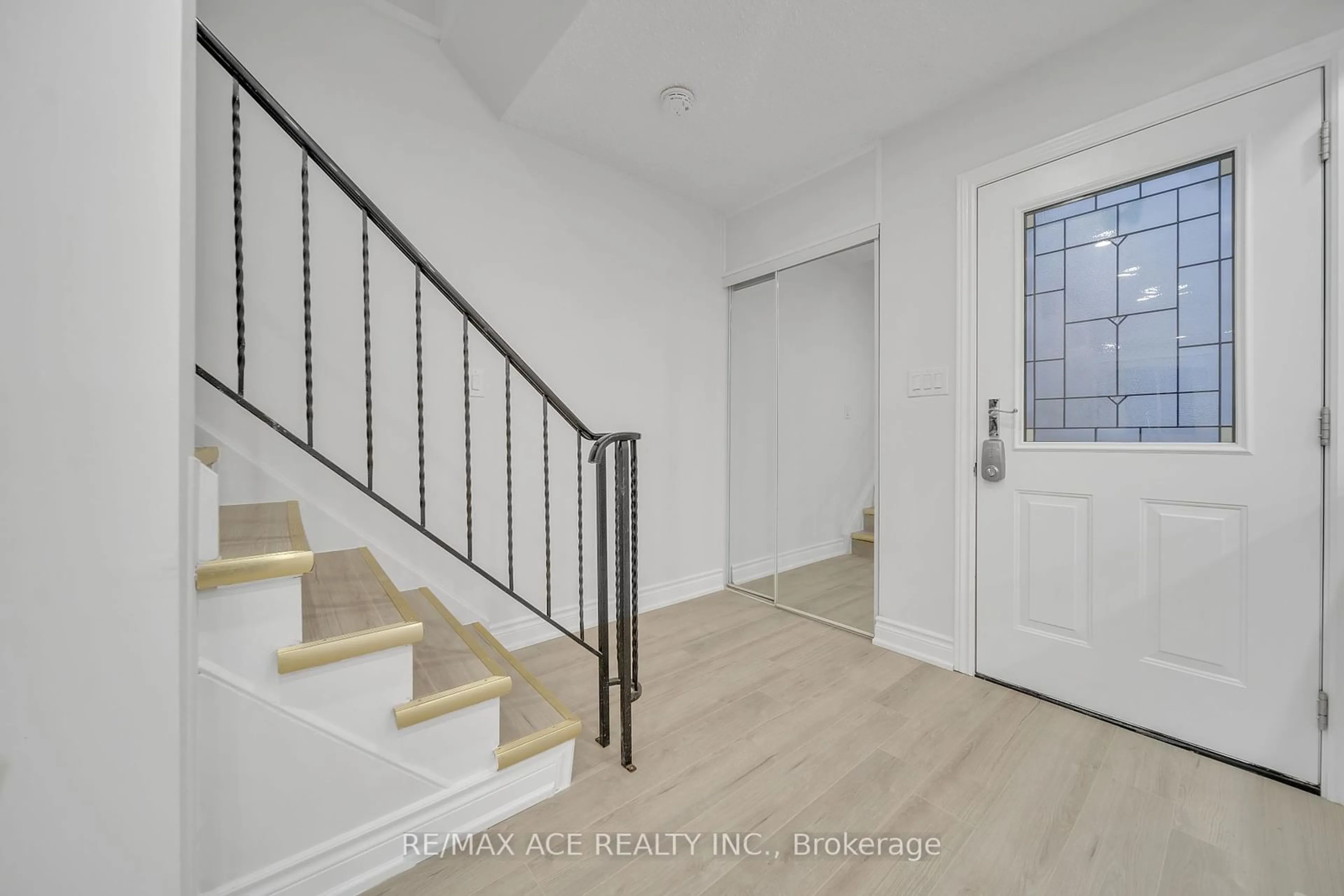 Indoor entryway for 8159 Lynhurst Dr, Niagara Falls Ontario L2H 2A3