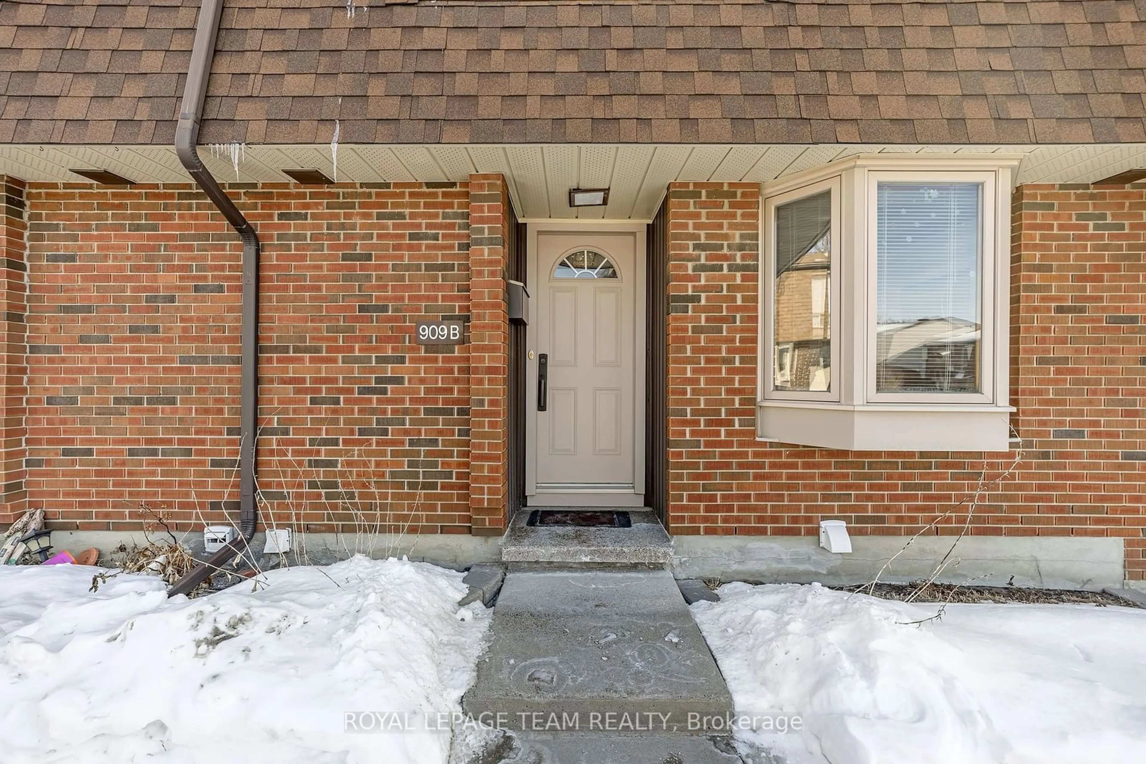 Indoor entryway for 909 Elmsmere Rd #B, Ottawa Ontario K1J 8G4