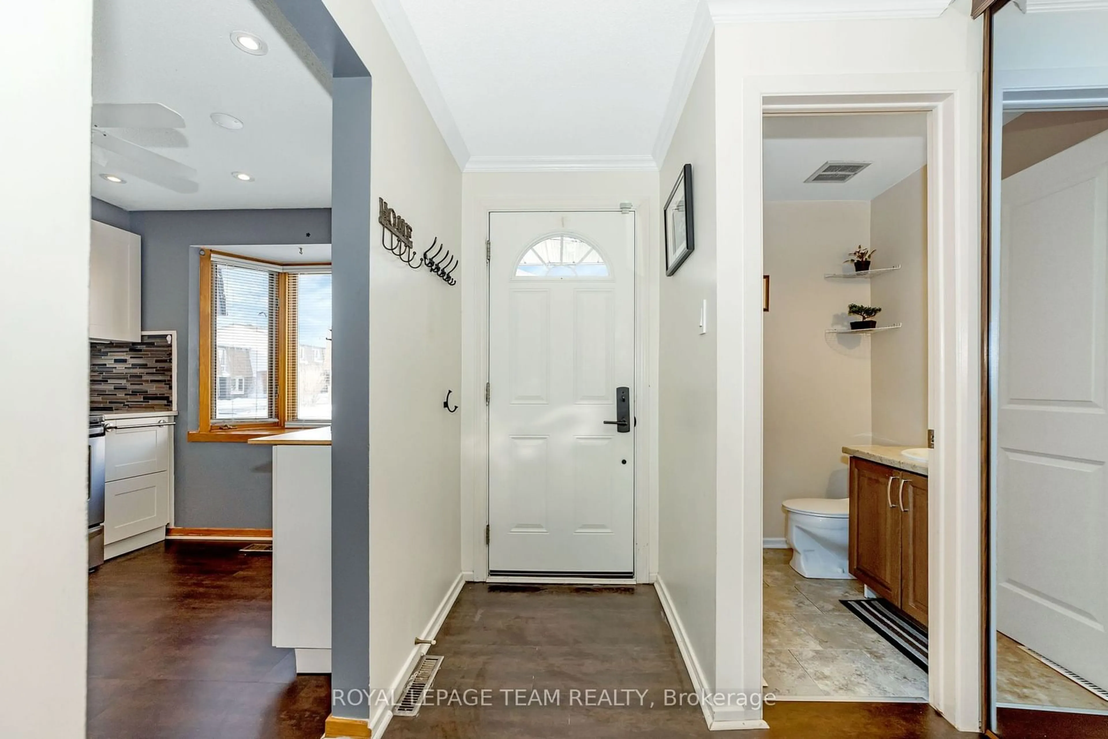 Indoor entryway for 909 Elmsmere Rd #B, Beacon Hill North - South and Area Ontario K1J 8G4