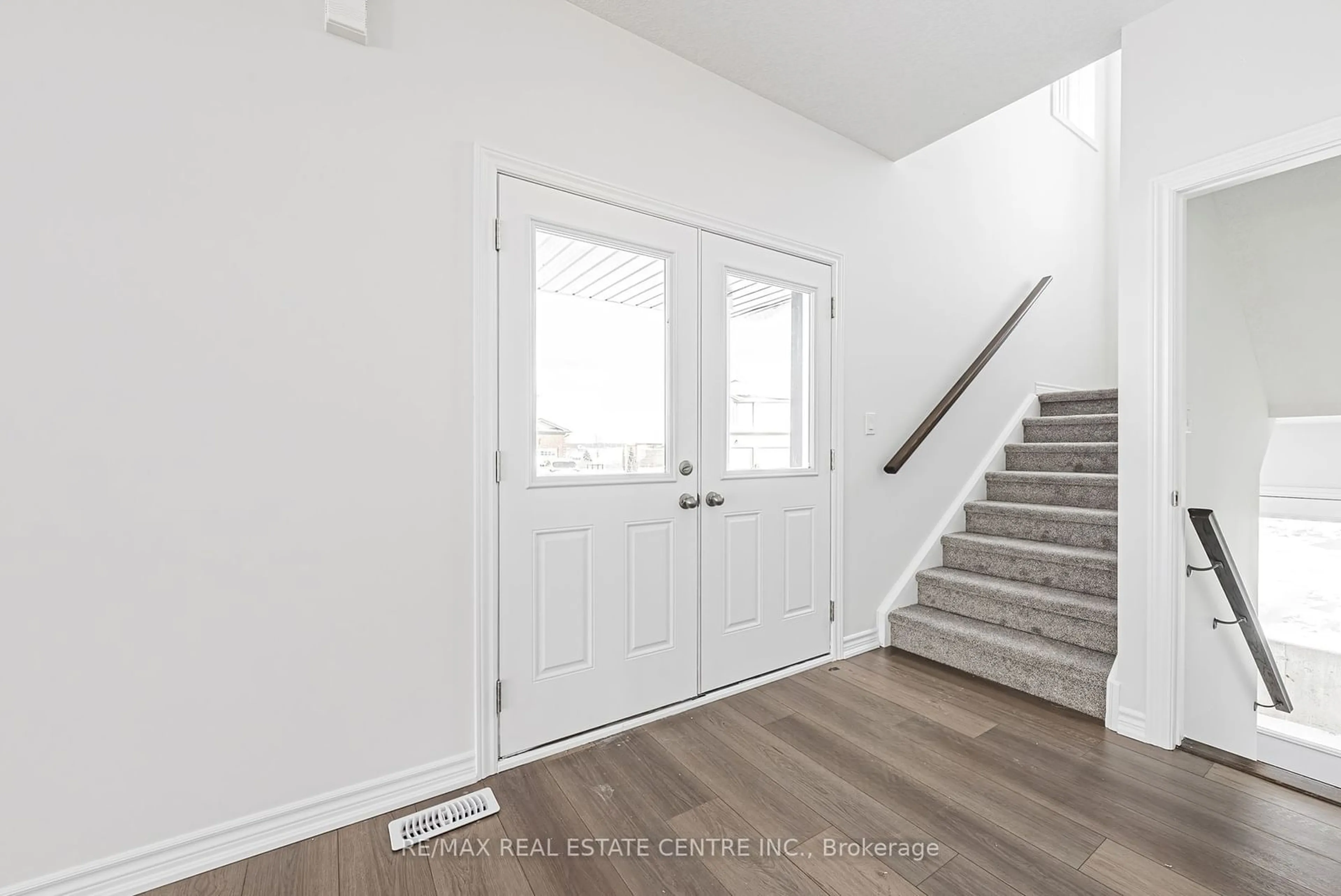 Indoor entryway for 91 Maple St, Mapleton Ontario N0G 1P0