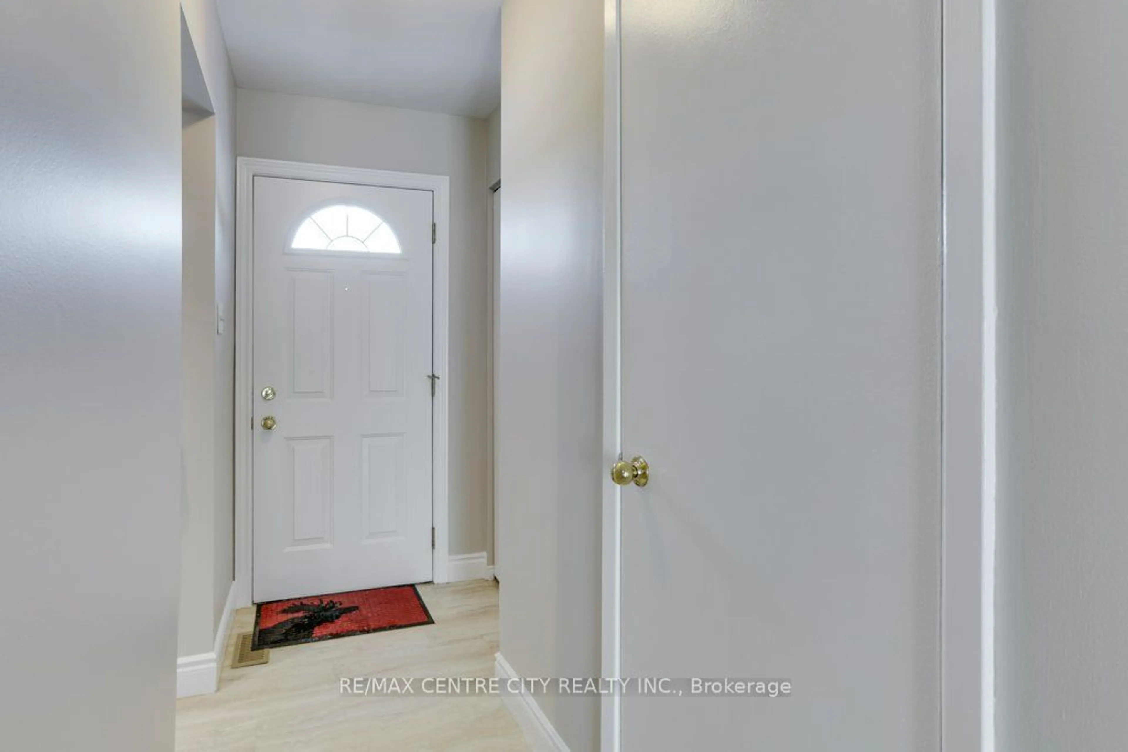 Indoor entryway for 1328 Commissioners Rd #100, London Ontario N6K 2Y6