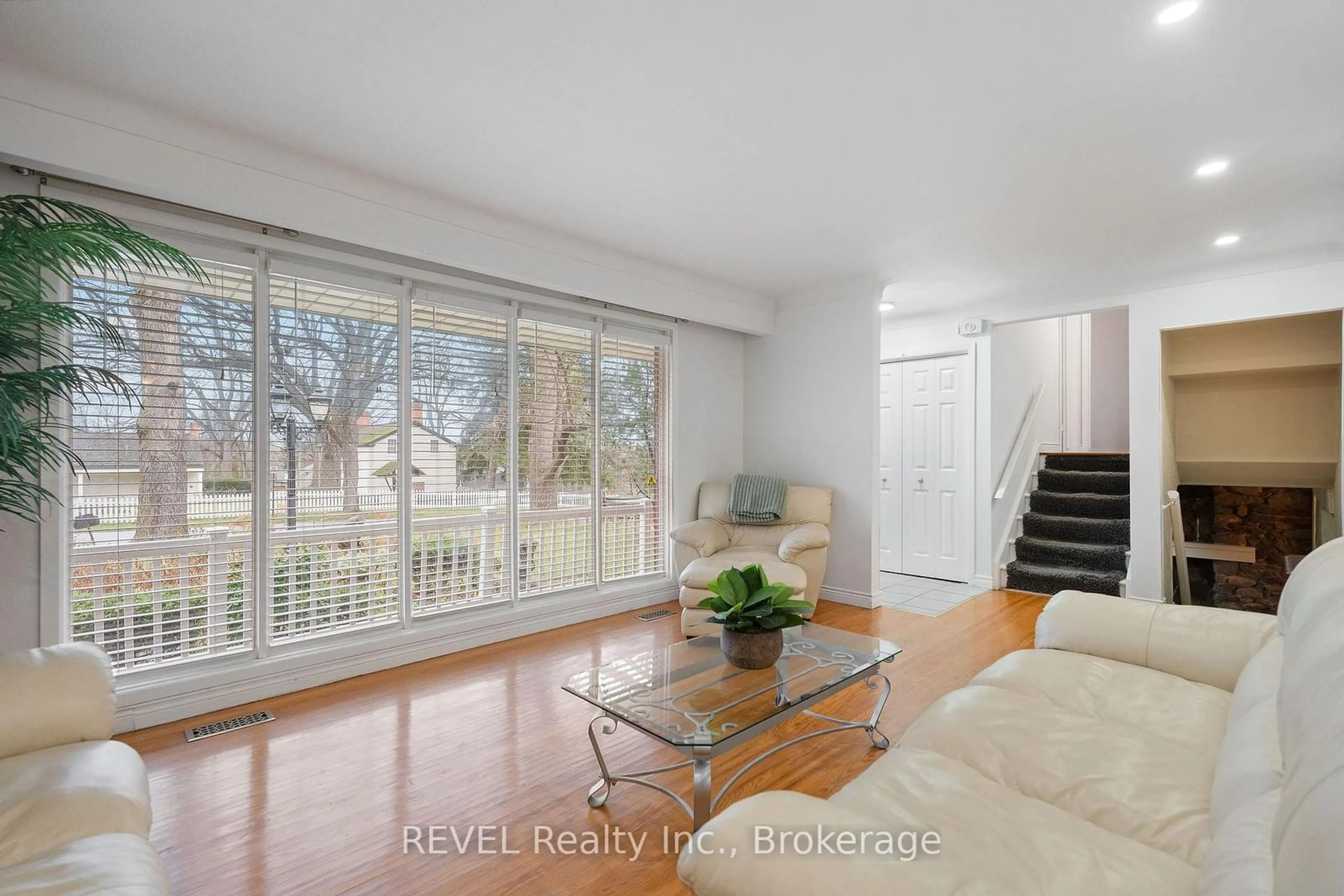 Living room with furniture, wood/laminate floor for 17 Partition St, Niagara-on-the-Lake Ontario L0S 1L0