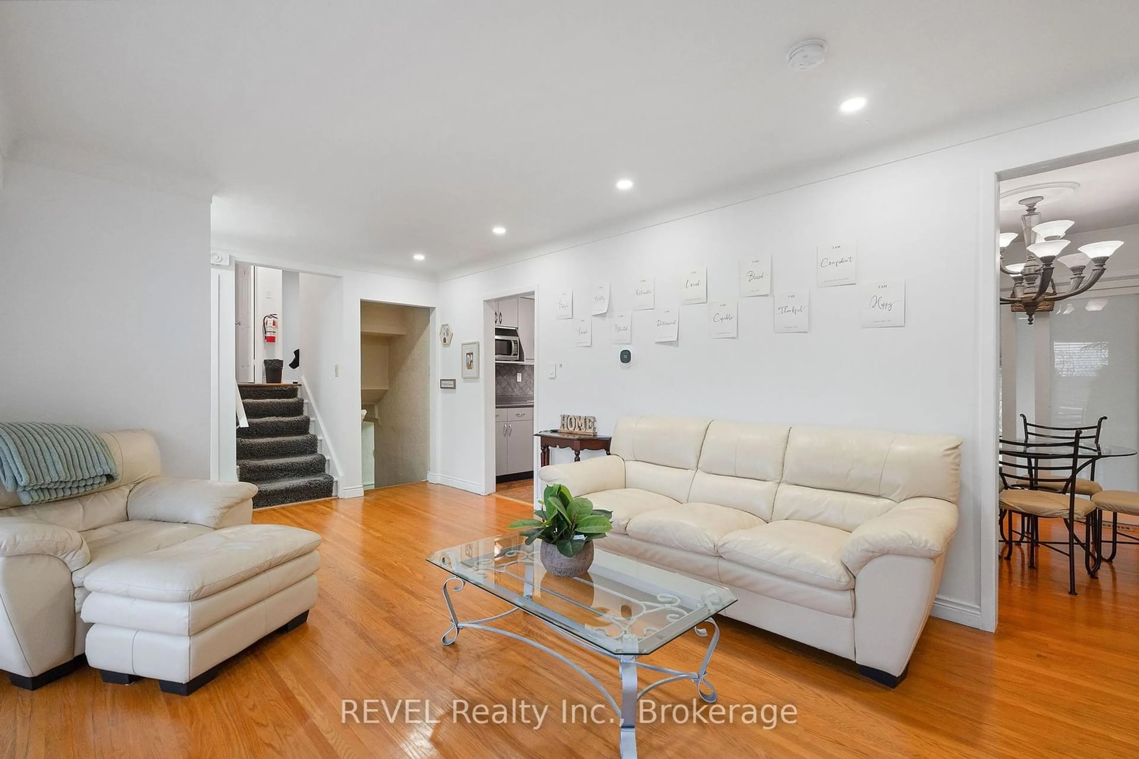 Living room with furniture, unknown for 17 Partition St, Niagara-on-the-Lake Ontario L0S 1L0