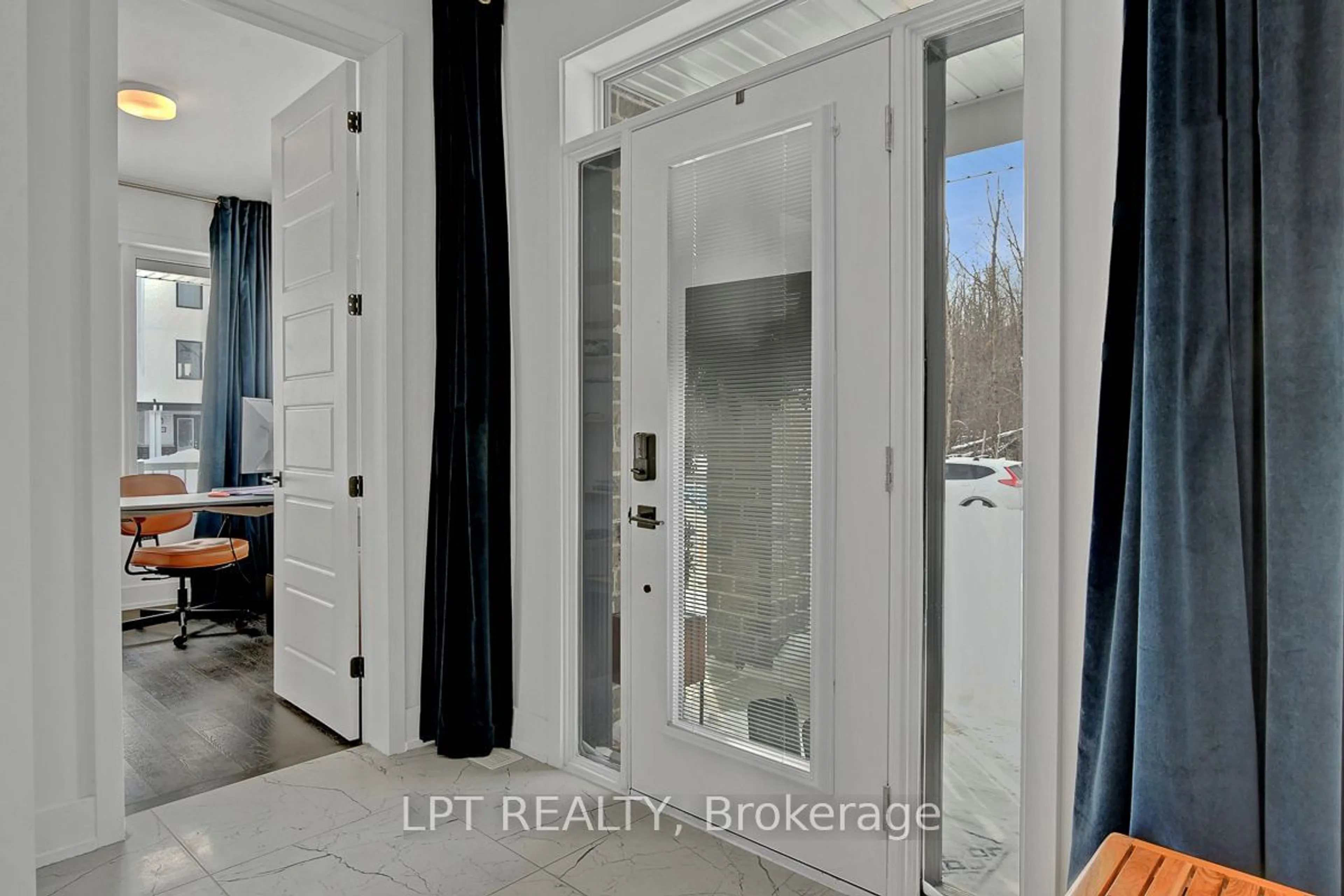 Indoor entryway for 2441 Watercolours Way, Barrhaven Ontario K2J 6N8