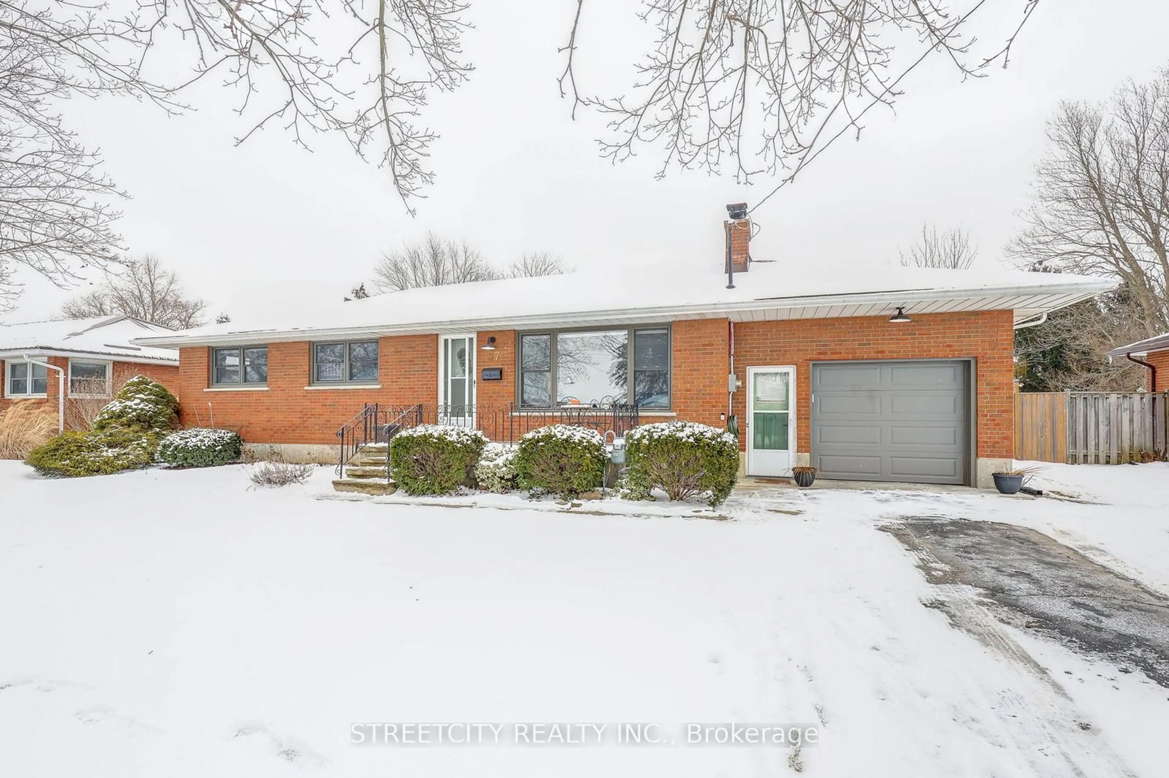 Home with brick exterior material, street for 37 Lyndale Ave, St. Thomas Ontario N5R 1C3