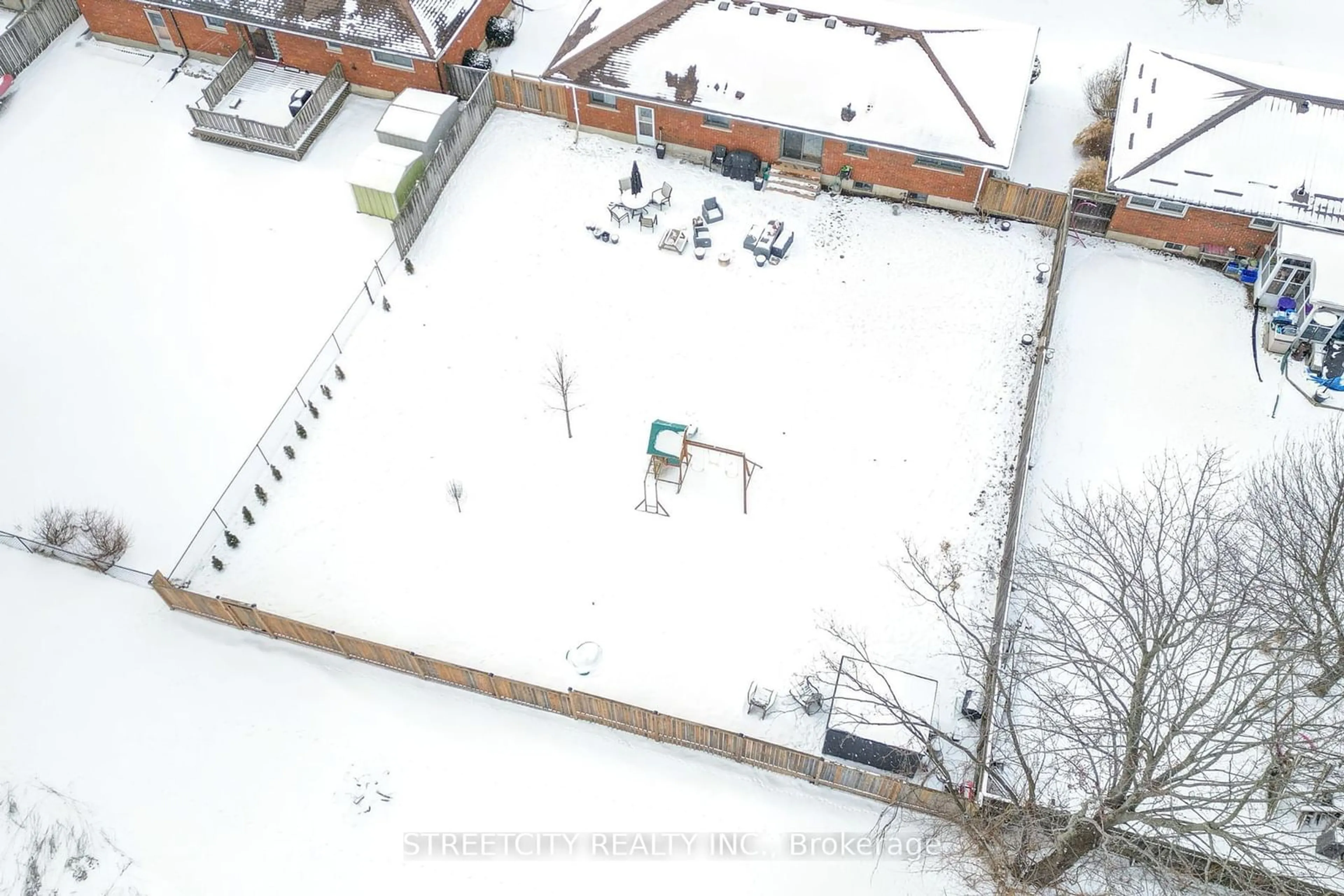 A pic from outside/outdoor area/front of a property/back of a property/a pic from drone, unknown for 37 Lyndale Ave, St. Thomas Ontario N5R 1C3