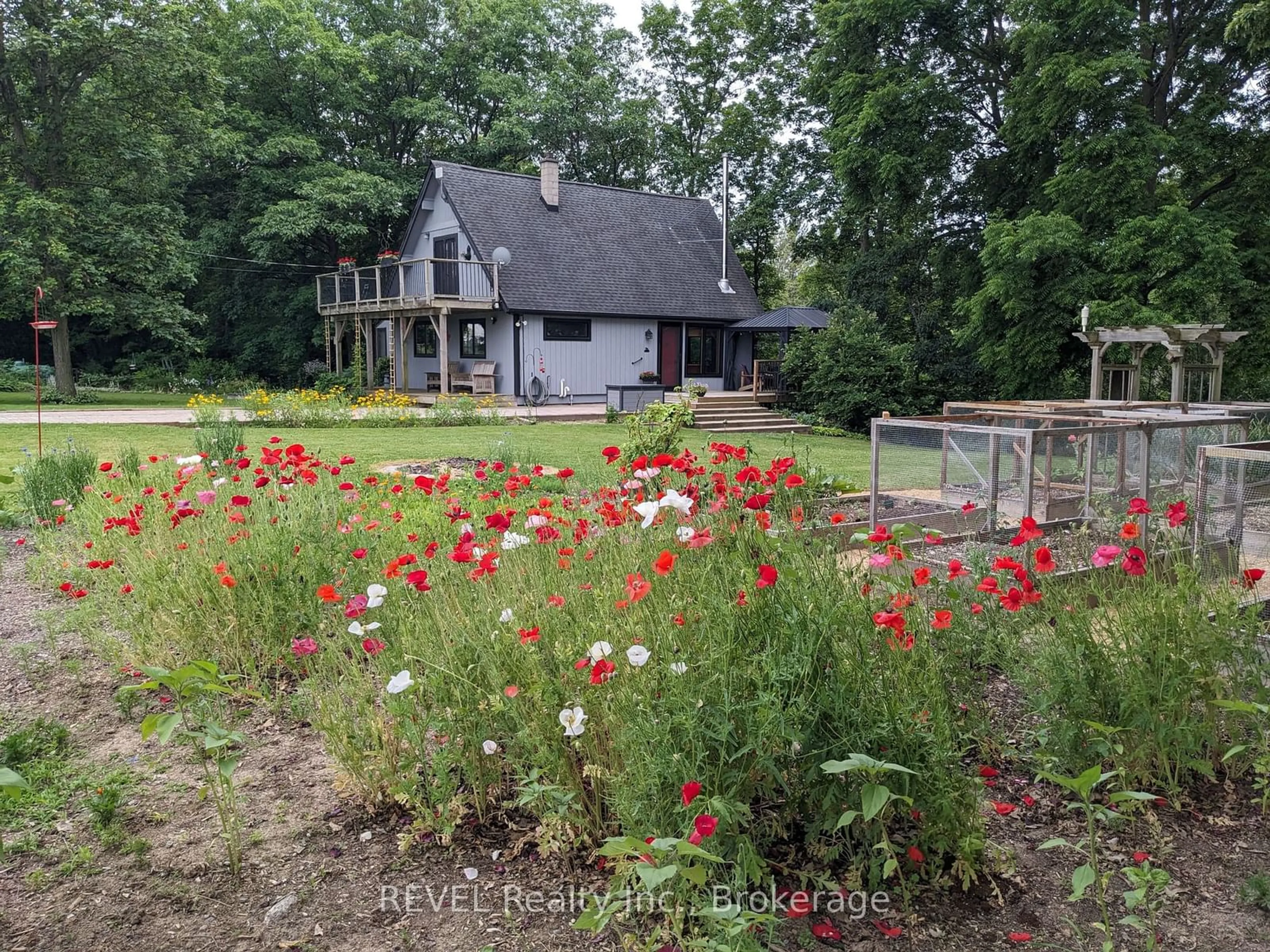 A pic from outside/outdoor area/front of a property/back of a property/a pic from drone, street for 3140 Staff Ave, Lincoln Ontario L2R 6P7