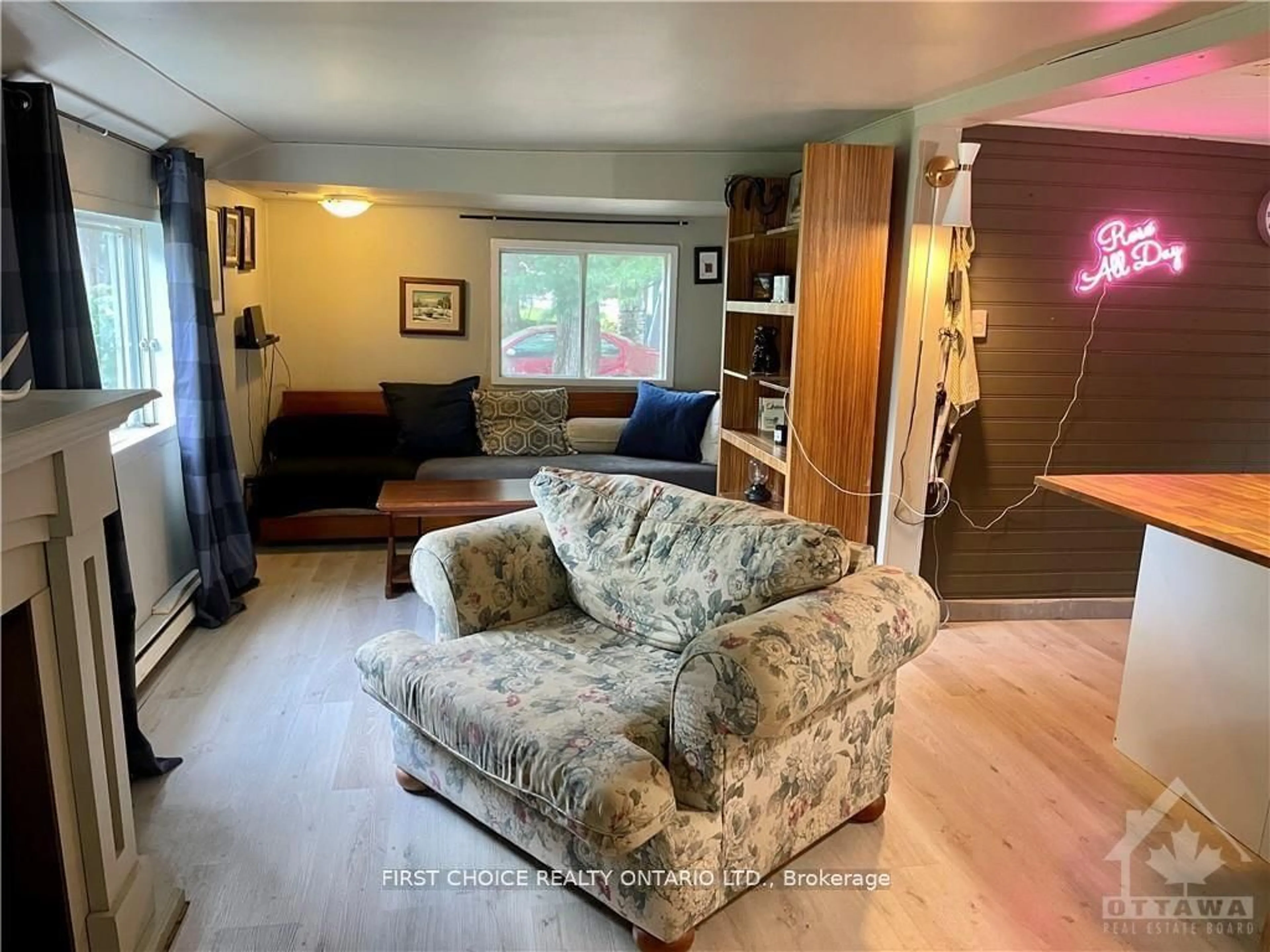 Living room with furniture, unknown for 397 Bayview Dr, Constance Bay - Dunrobin - Kilmaurs - Woodlawn Ontario K0A 3M0