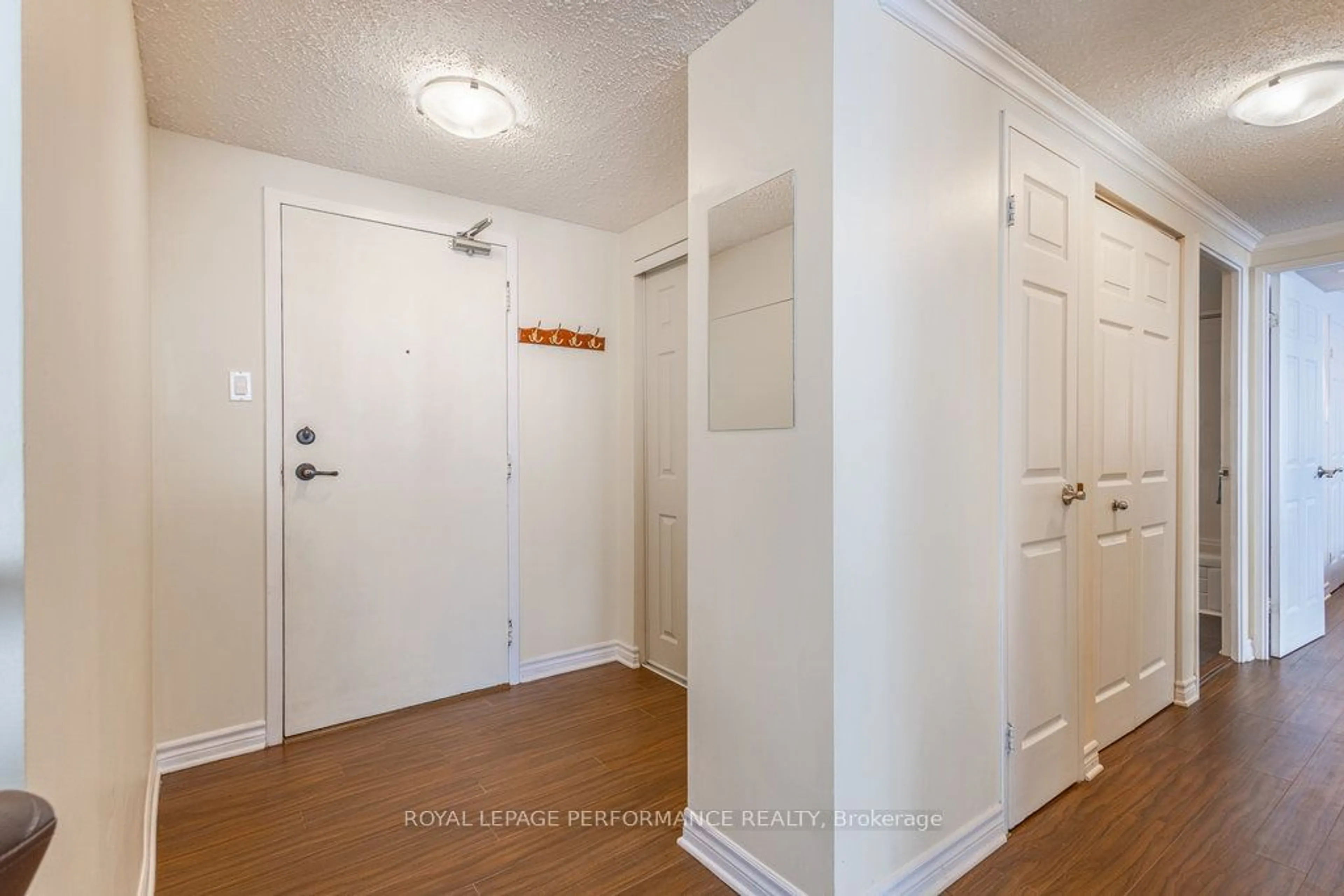 Indoor entryway for 530 Laurier Ave #1405, Ottawa Centre Ontario K1R 7T1