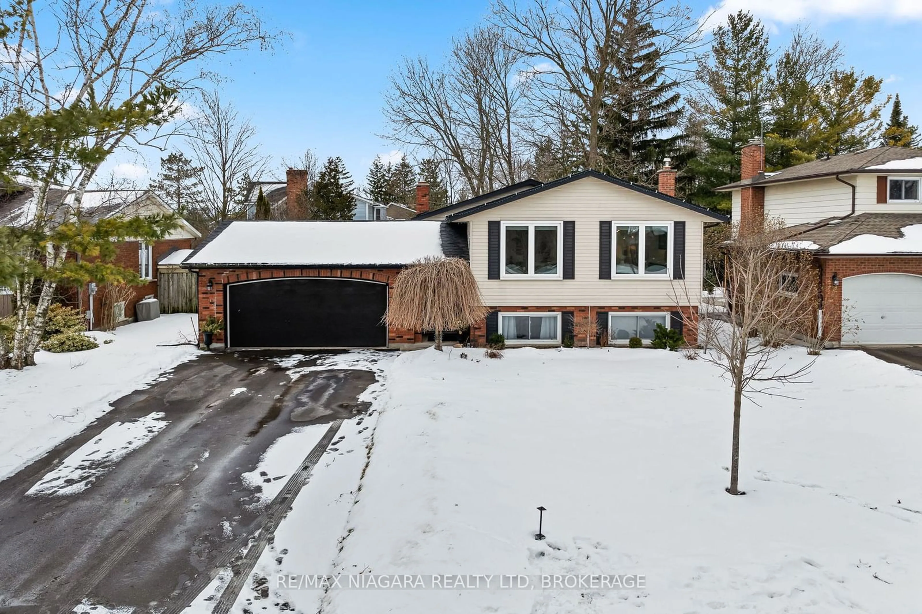 A pic from outside/outdoor area/front of a property/back of a property/a pic from drone, street for 203 Gadsby Ave, Welland Ontario L3C 6M2