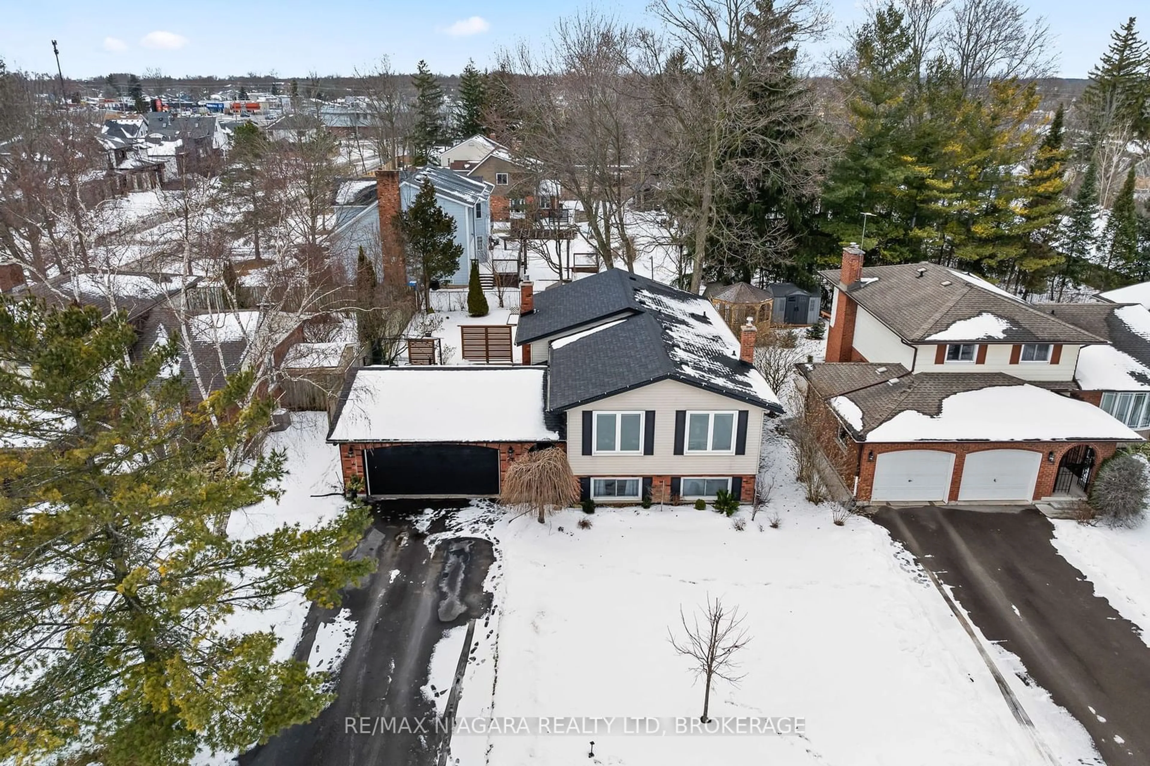 A pic from outside/outdoor area/front of a property/back of a property/a pic from drone, street for 203 Gadsby Ave, Welland Ontario L3C 6M2