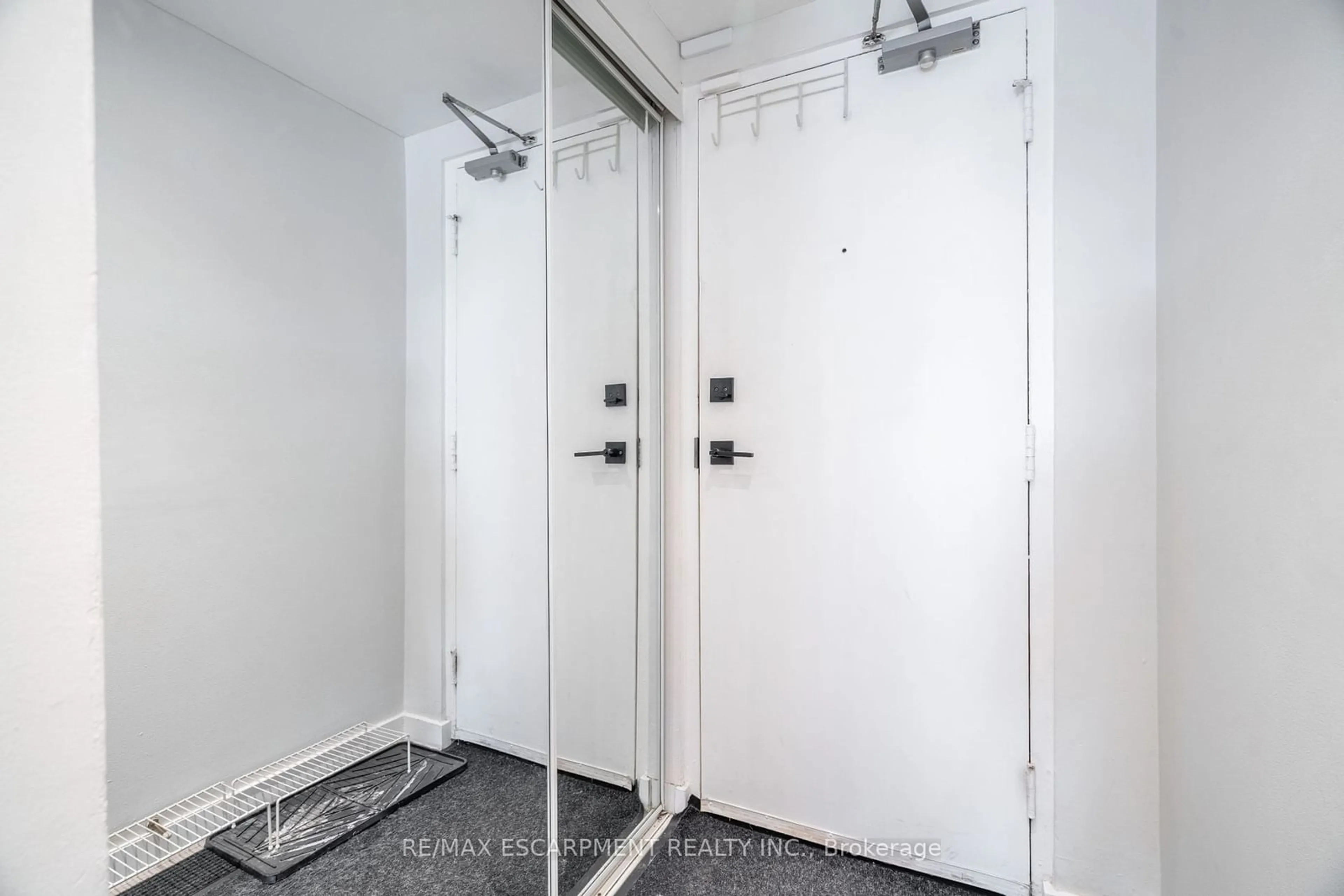 Indoor entryway for 141 Catharine St #103, Hamilton Ontario L8N 2J7