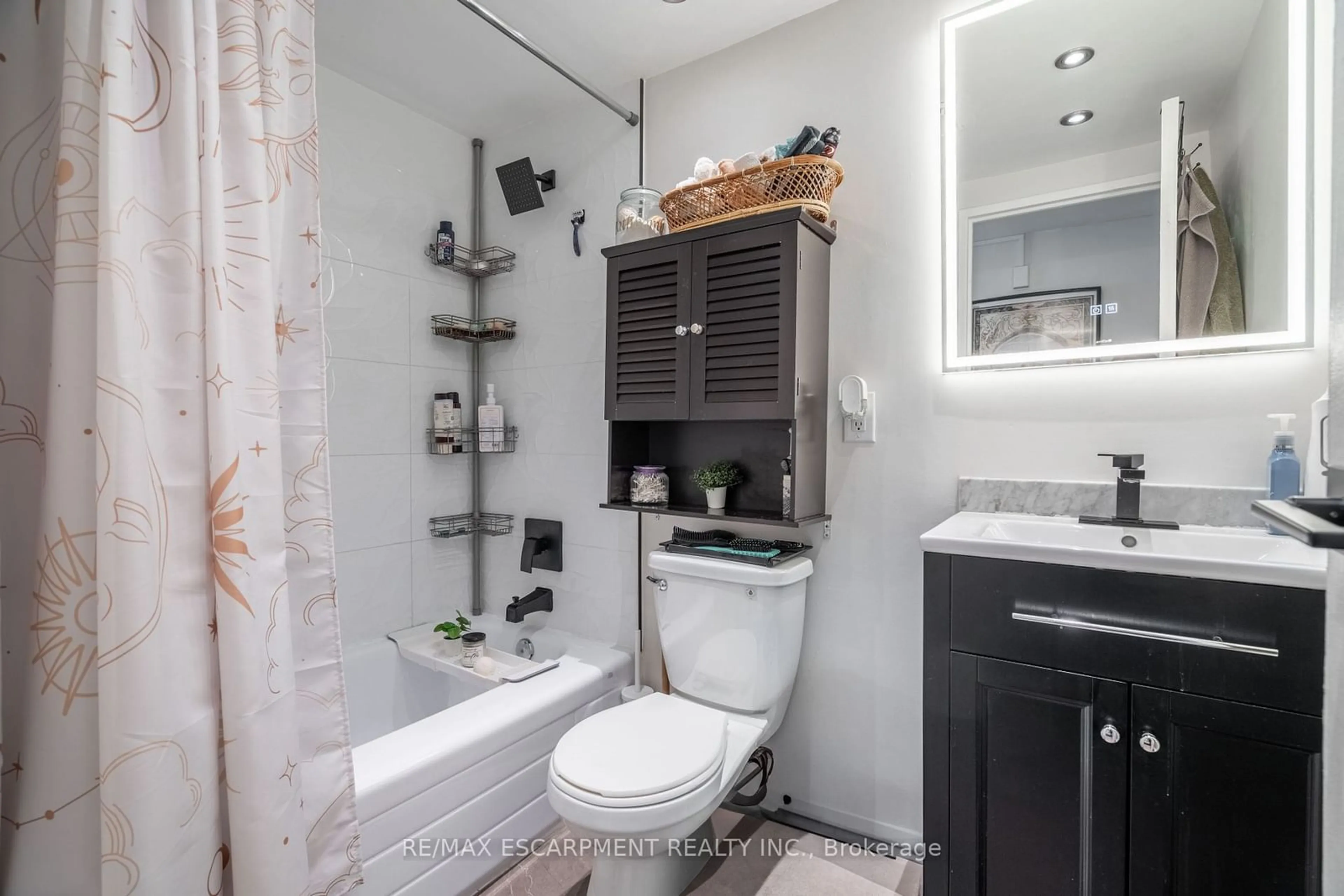 Standard bathroom, ceramic/tile floor for 141 Catharine St #103, Hamilton Ontario L8N 2J7