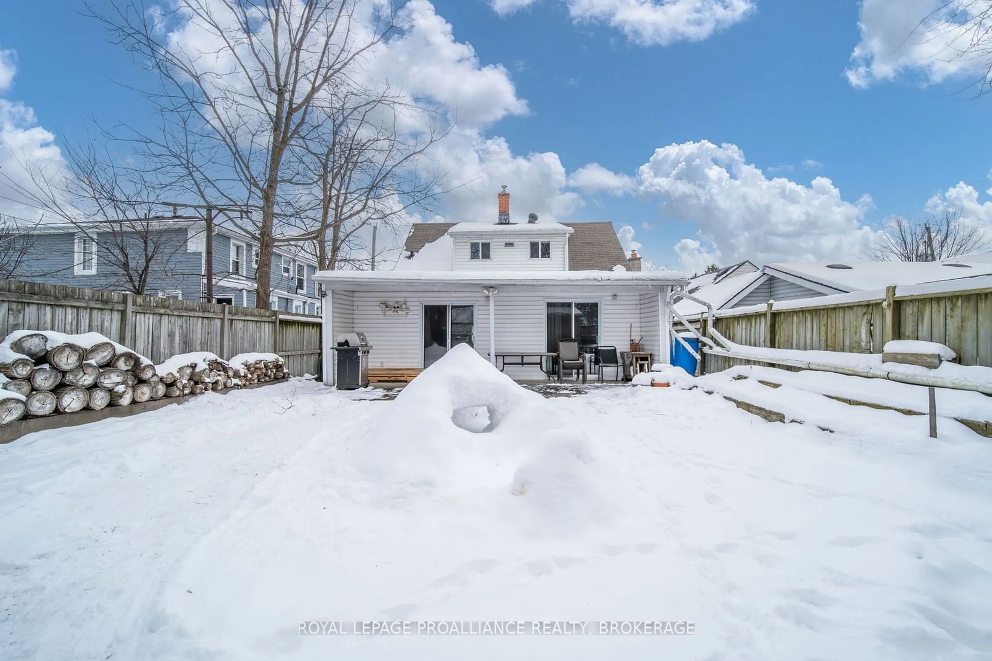 A pic from outside/outdoor area/front of a property/back of a property/a pic from drone, street for 36 Kingscourt Ave, Kingston Ontario K7K 4N7