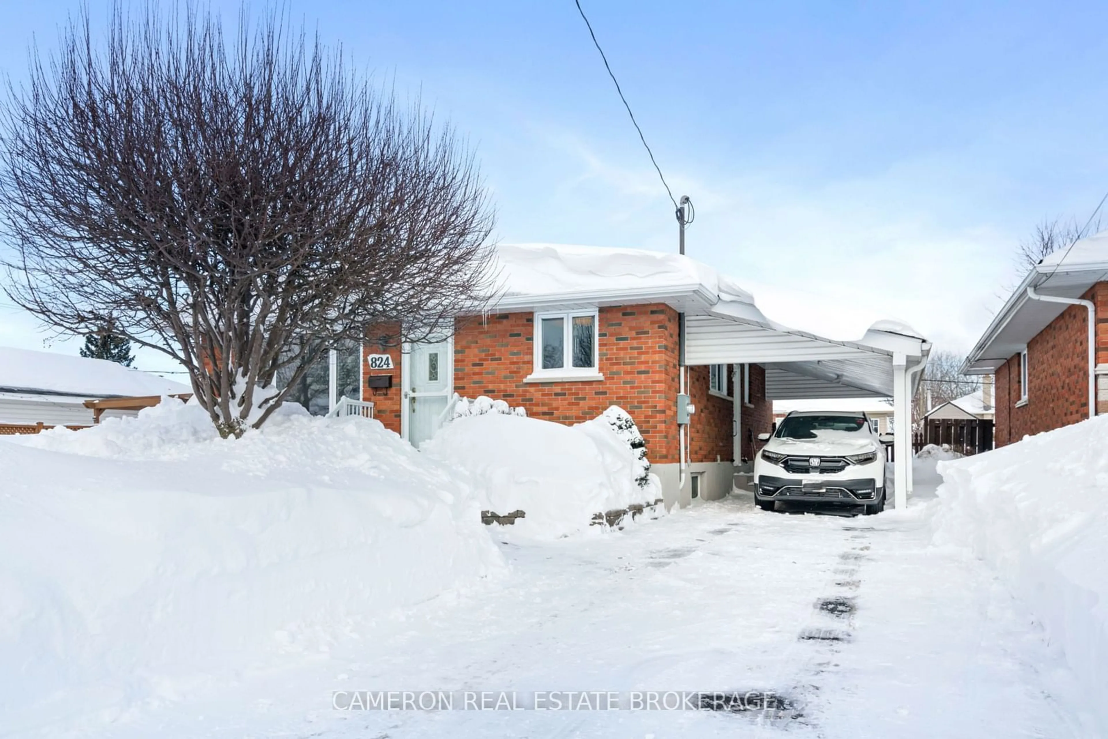 A pic from outside/outdoor area/front of a property/back of a property/a pic from drone, street for 824 Guy St, Cornwall Ontario K6H 4W5