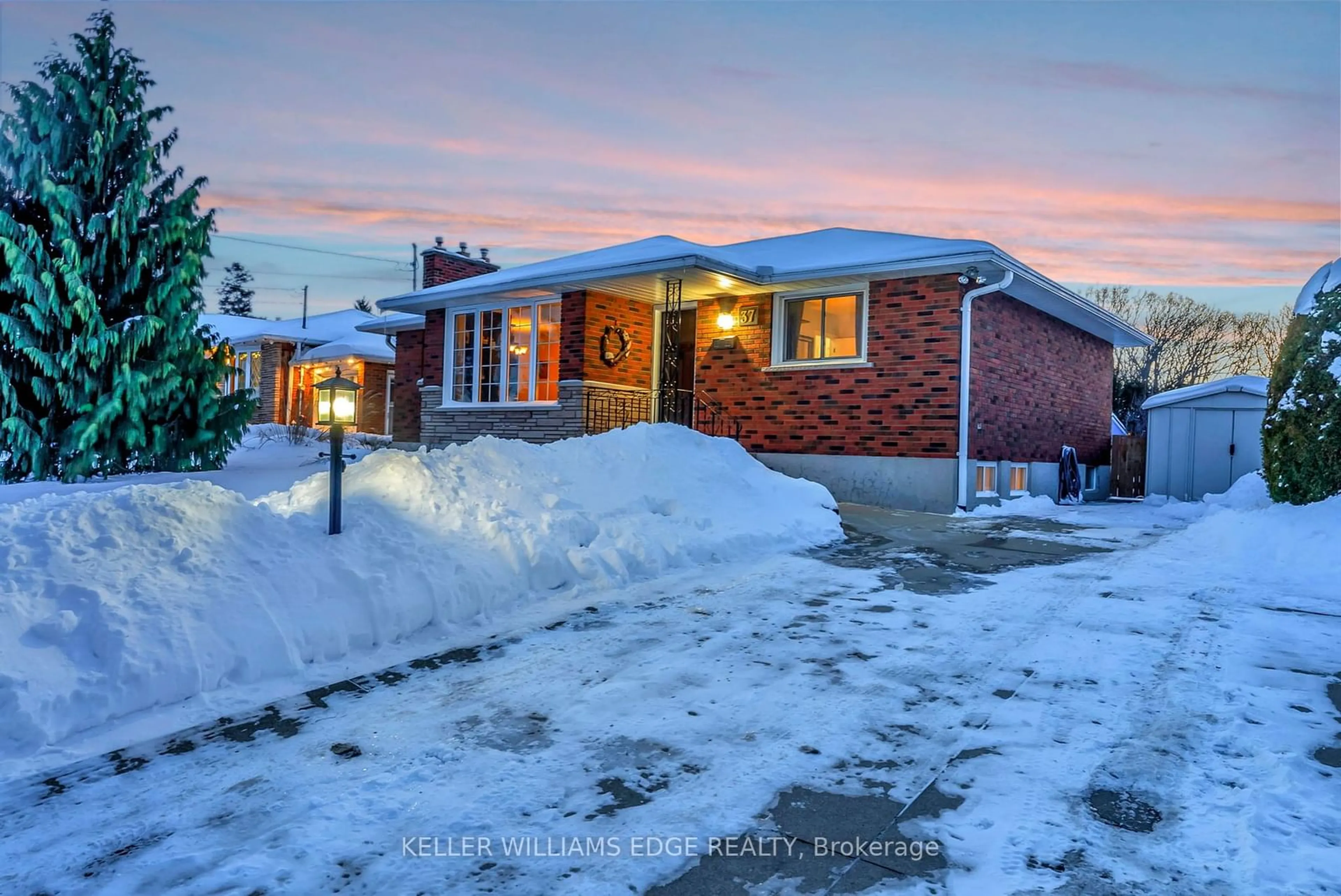 A pic from outside/outdoor area/front of a property/back of a property/a pic from drone, street for 37 Woodsview Ave, Grimsby Ontario L3M 3S8