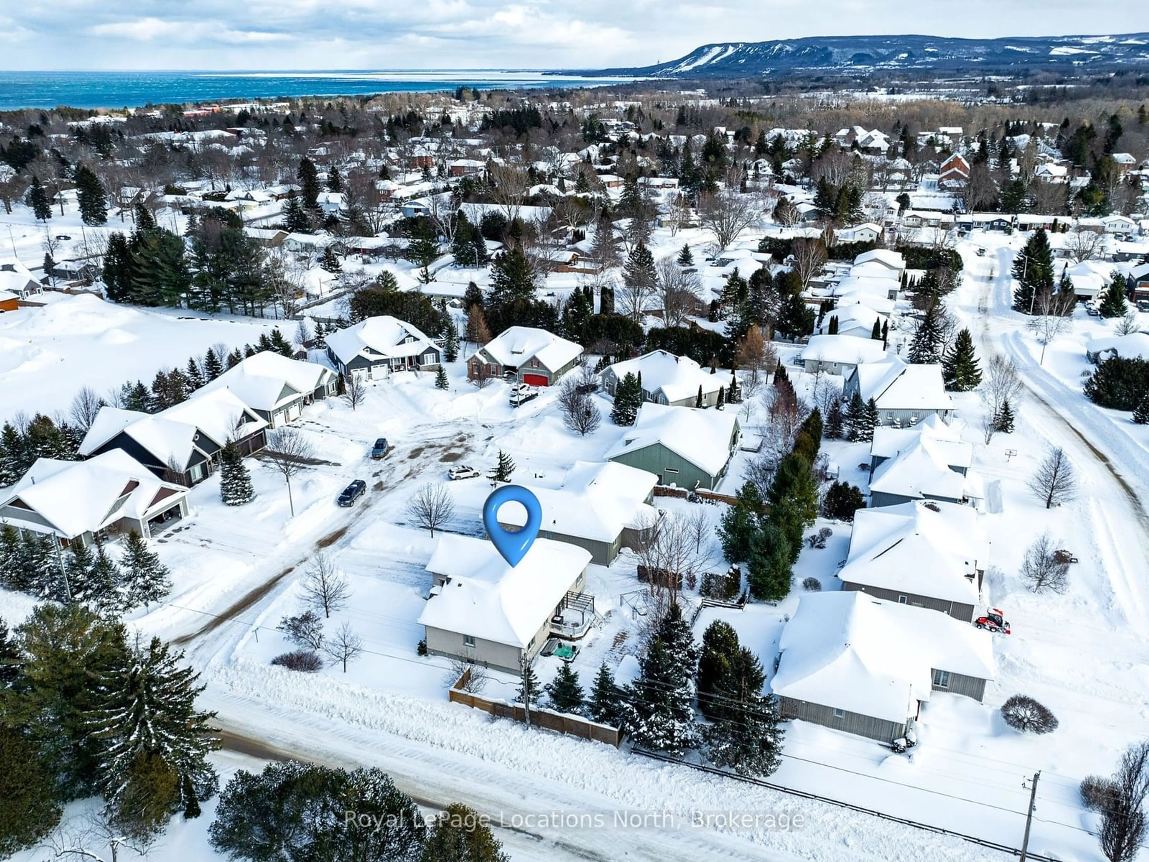 A pic from outside/outdoor area/front of a property/back of a property/a pic from drone, mountain view for 1 Thorncroft Crt, Blue Mountains Ontario N0H 2P0