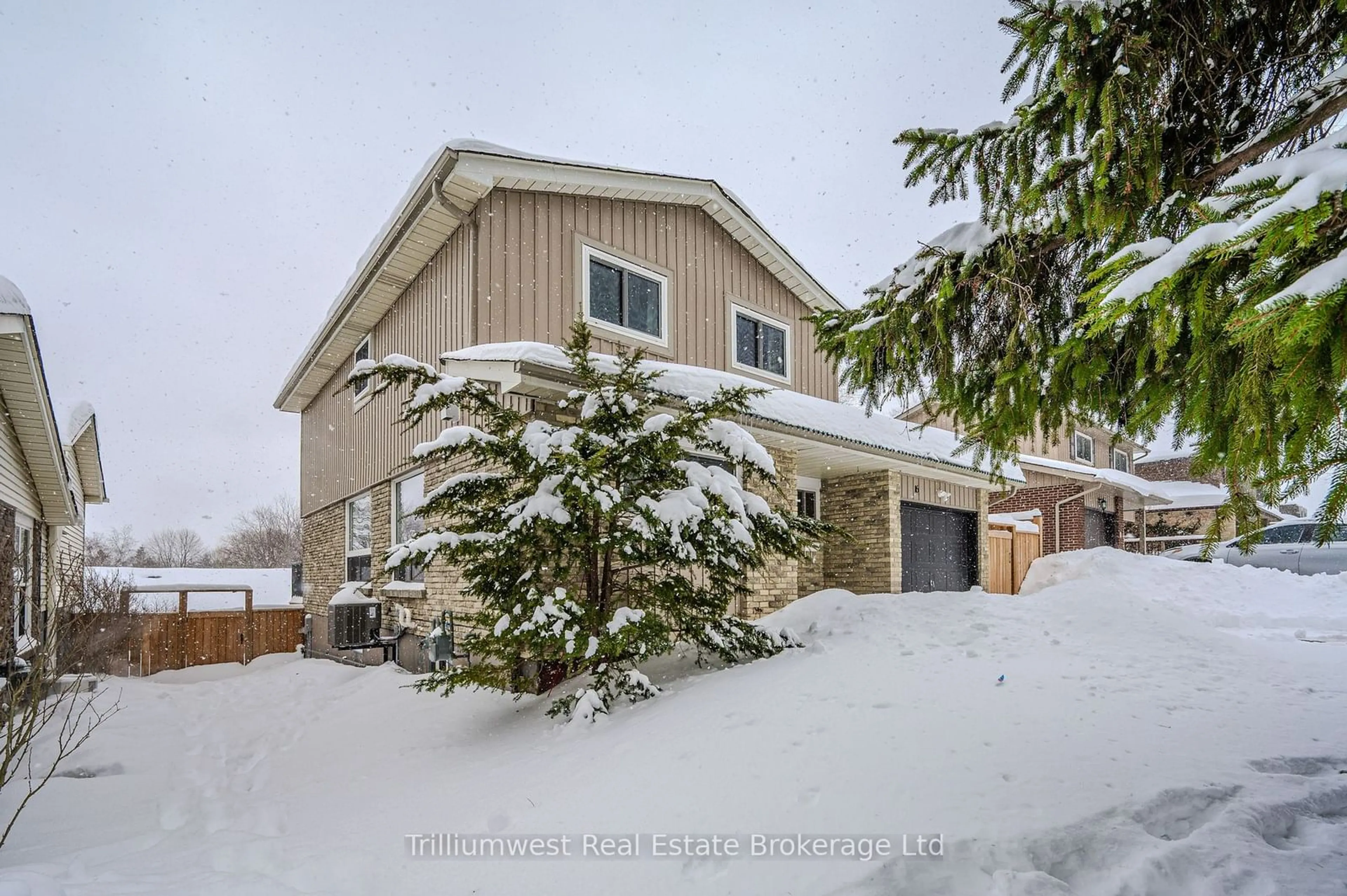 A pic from outside/outdoor area/front of a property/back of a property/a pic from drone, mountain view for 16 Woodridge Dr, Guelph Ontario N1H 7E3