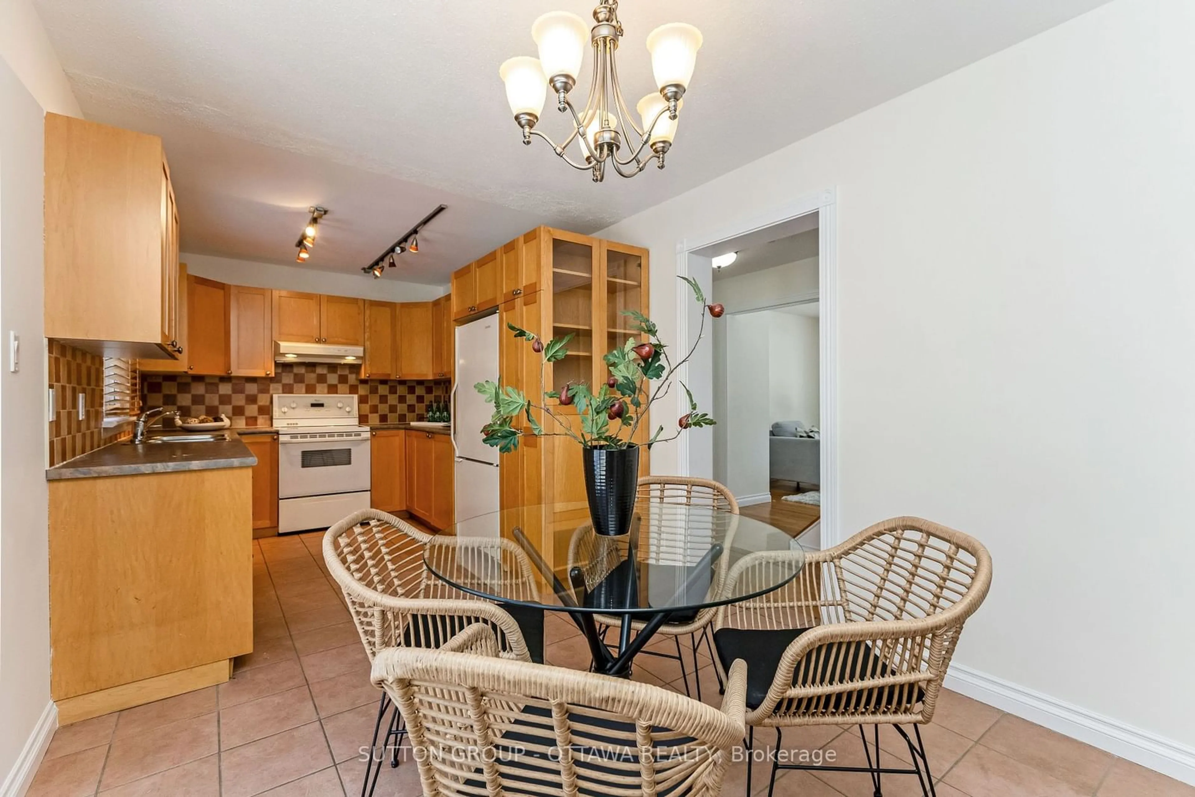 Dining room, ceramic/tile floor for 54 Seabrooke Dr, Kanata Ontario K2L 2H7