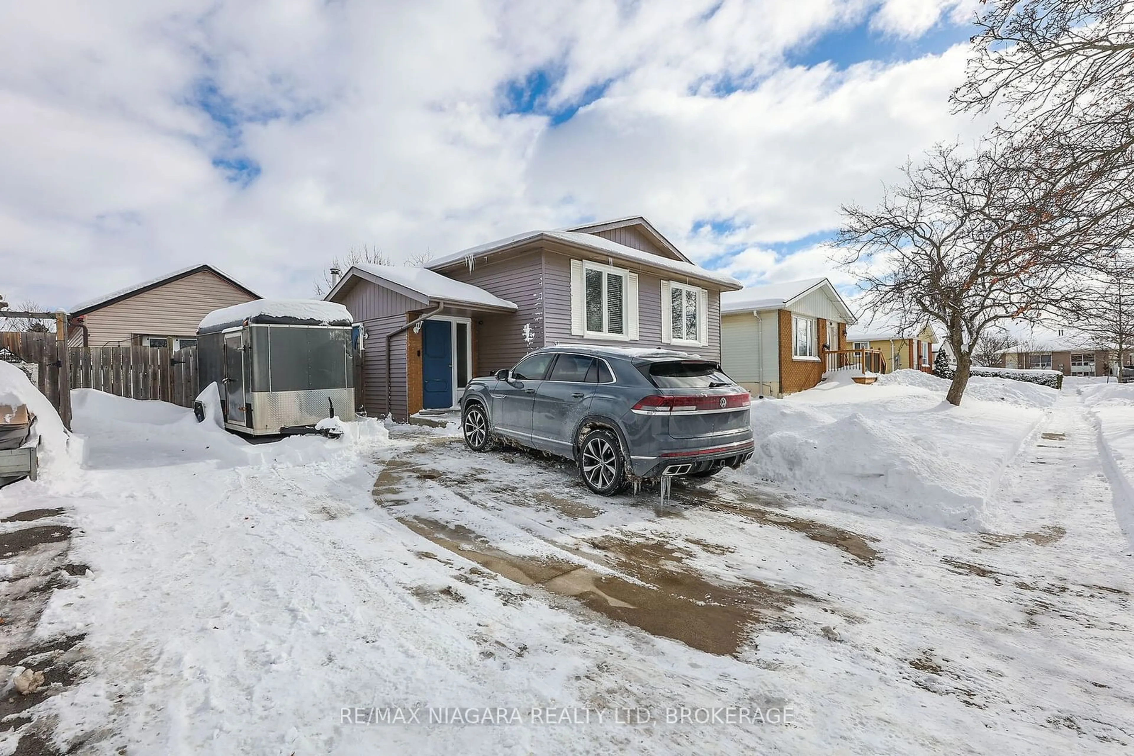 A pic from outside/outdoor area/front of a property/back of a property/a pic from drone, street for 52 Yorkdale Cres, Hamilton Ontario L8J 1E5