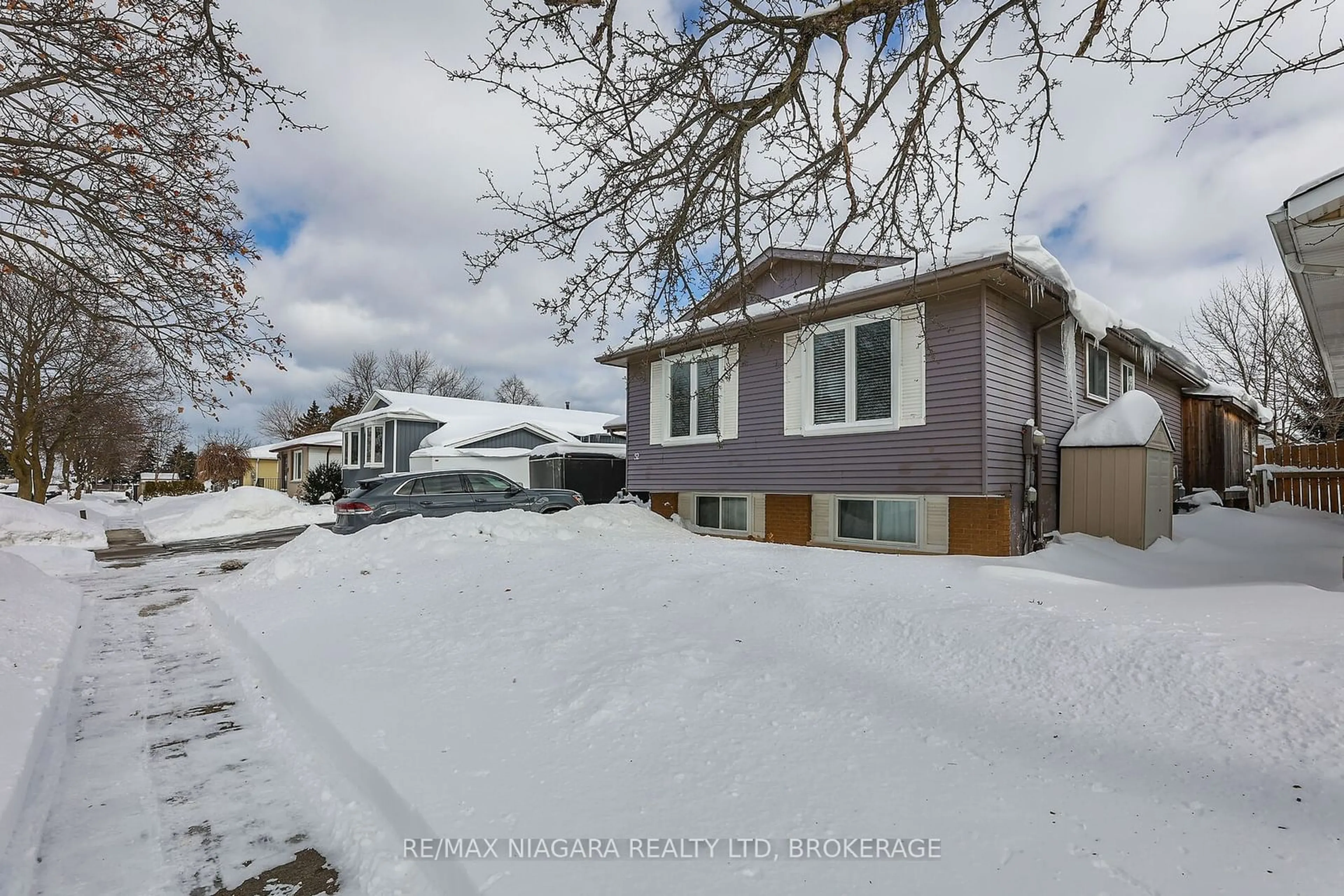 A pic from outside/outdoor area/front of a property/back of a property/a pic from drone, street for 52 Yorkdale Cres, Hamilton Ontario L8J 1E5