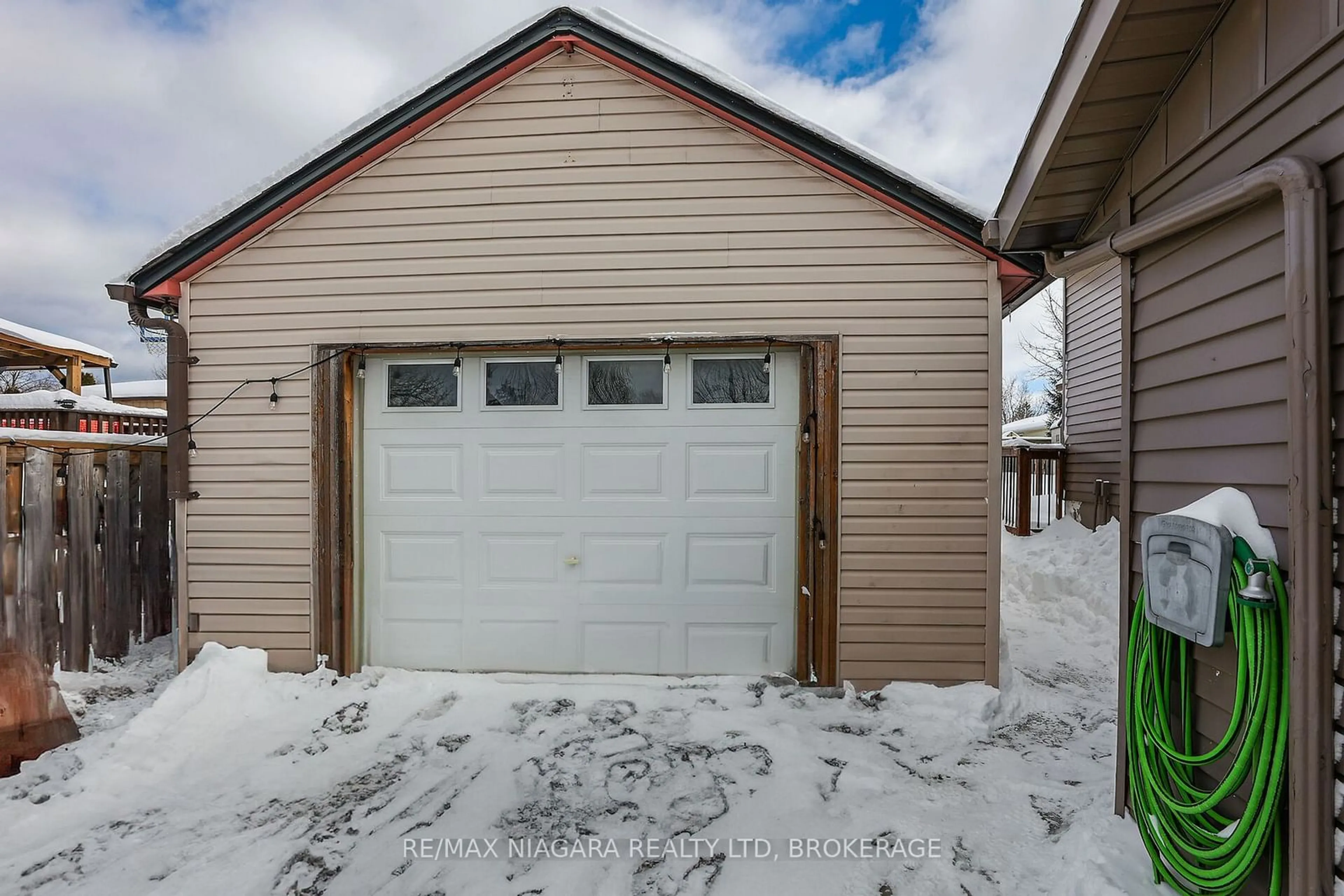 Indoor garage for 52 Yorkdale Cres, Hamilton Ontario L8J 1E5