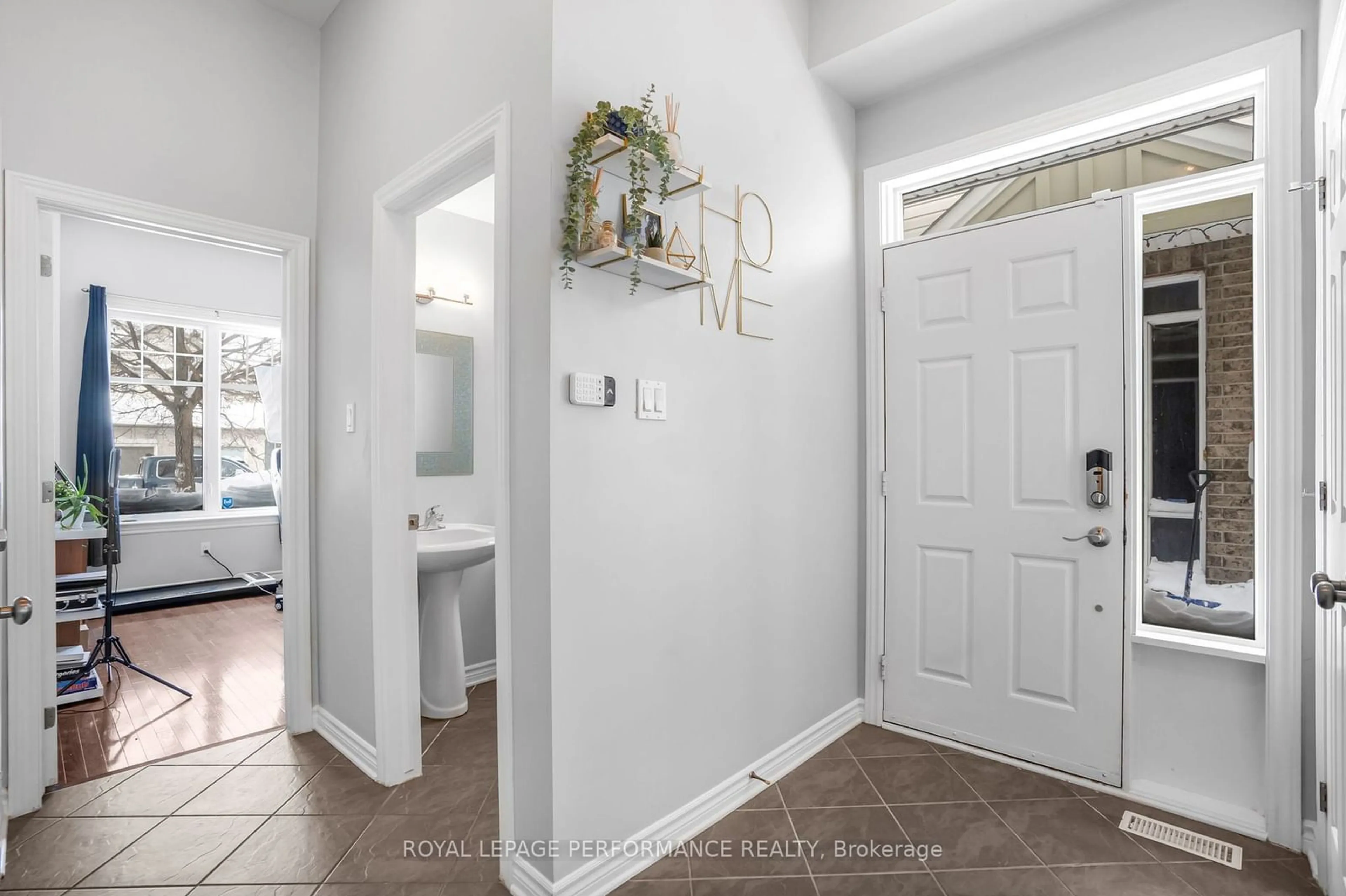 Indoor entryway for 465 Cache Bay Cres, Blossom Park - Airport and Area Ontario K1T 4H2