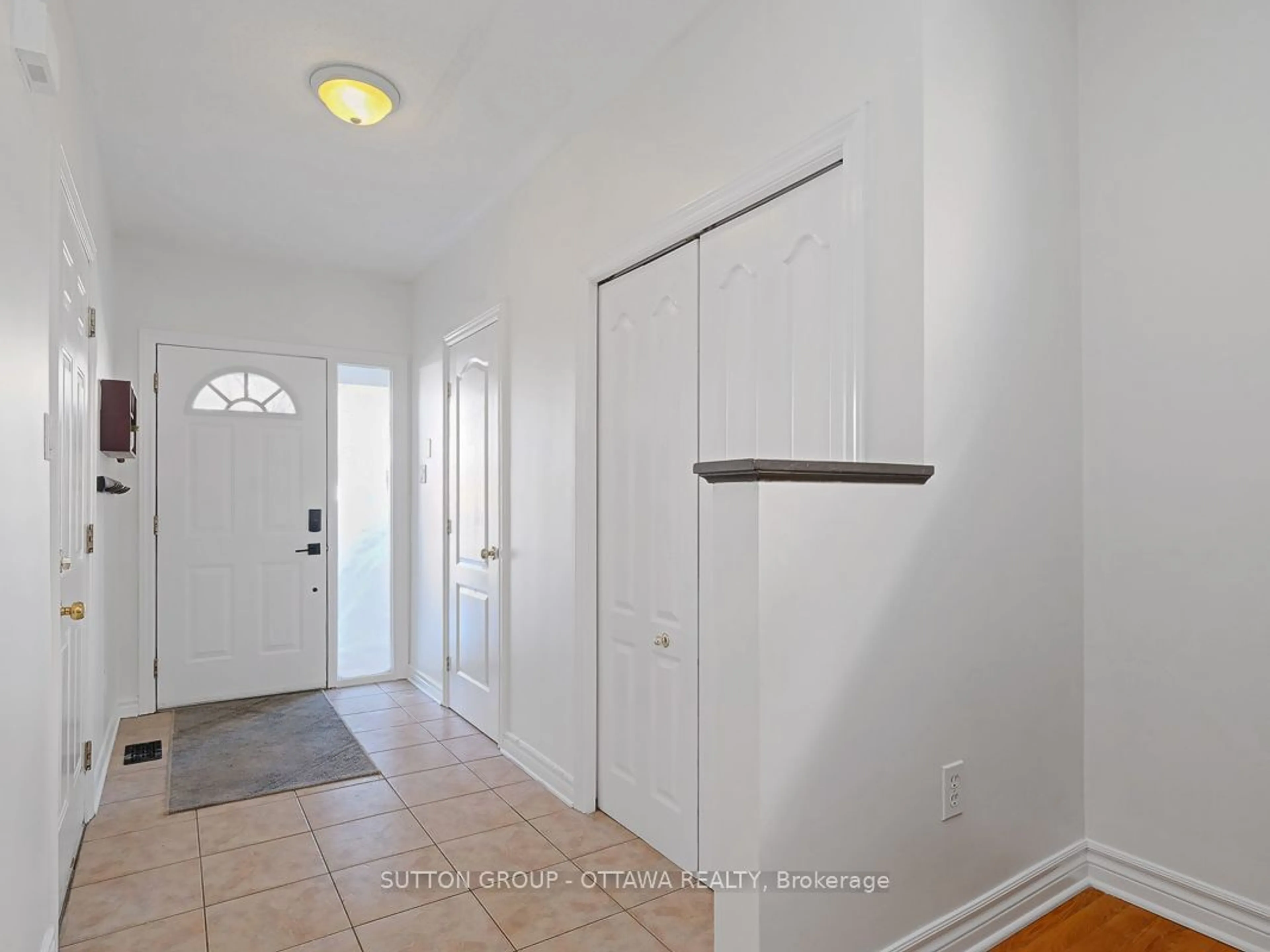 Indoor entryway for 29 Alameda Way, Barrhaven Ontario K2J 5B4