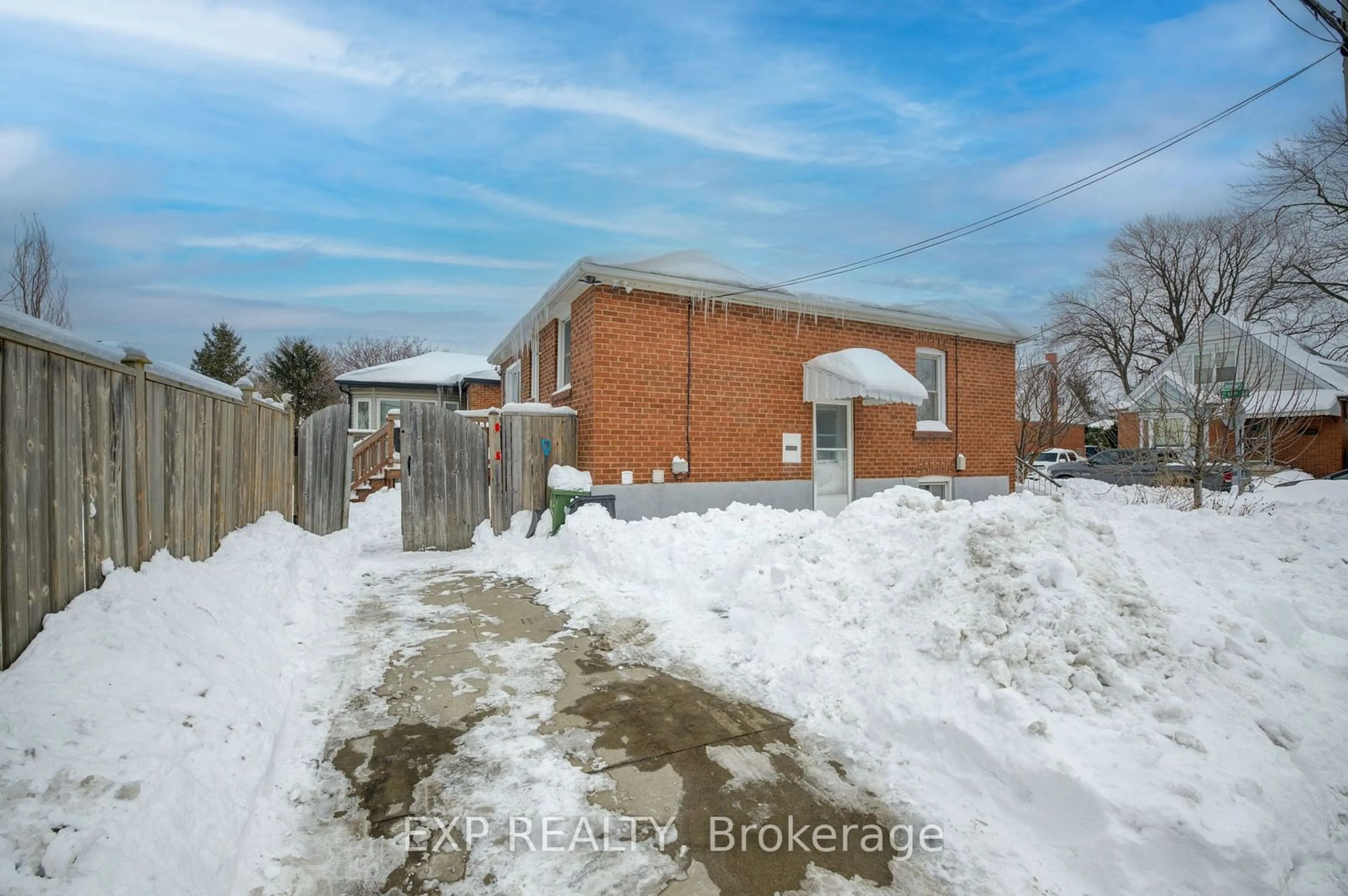 A pic from outside/outdoor area/front of a property/back of a property/a pic from drone, street for 114 East 11th St, Hamilton Ontario L9A 3T4