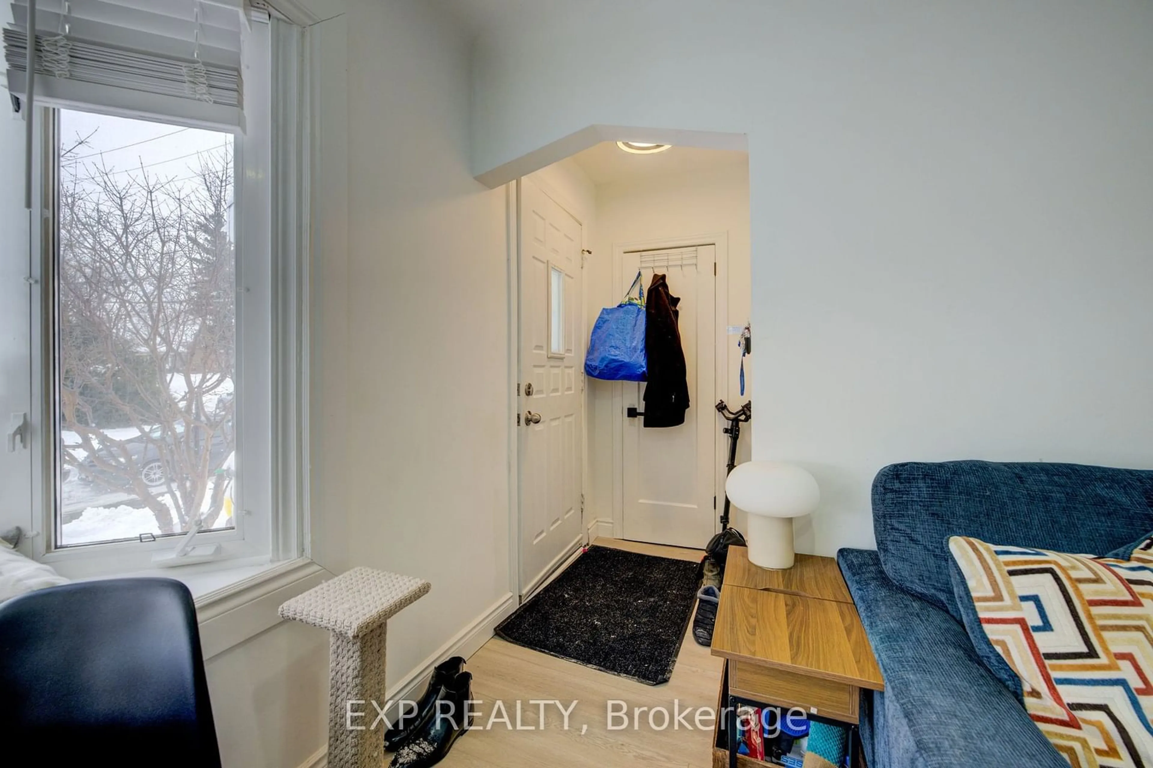 Indoor entryway for 114 East 11th St, Hamilton Ontario L9A 3T4