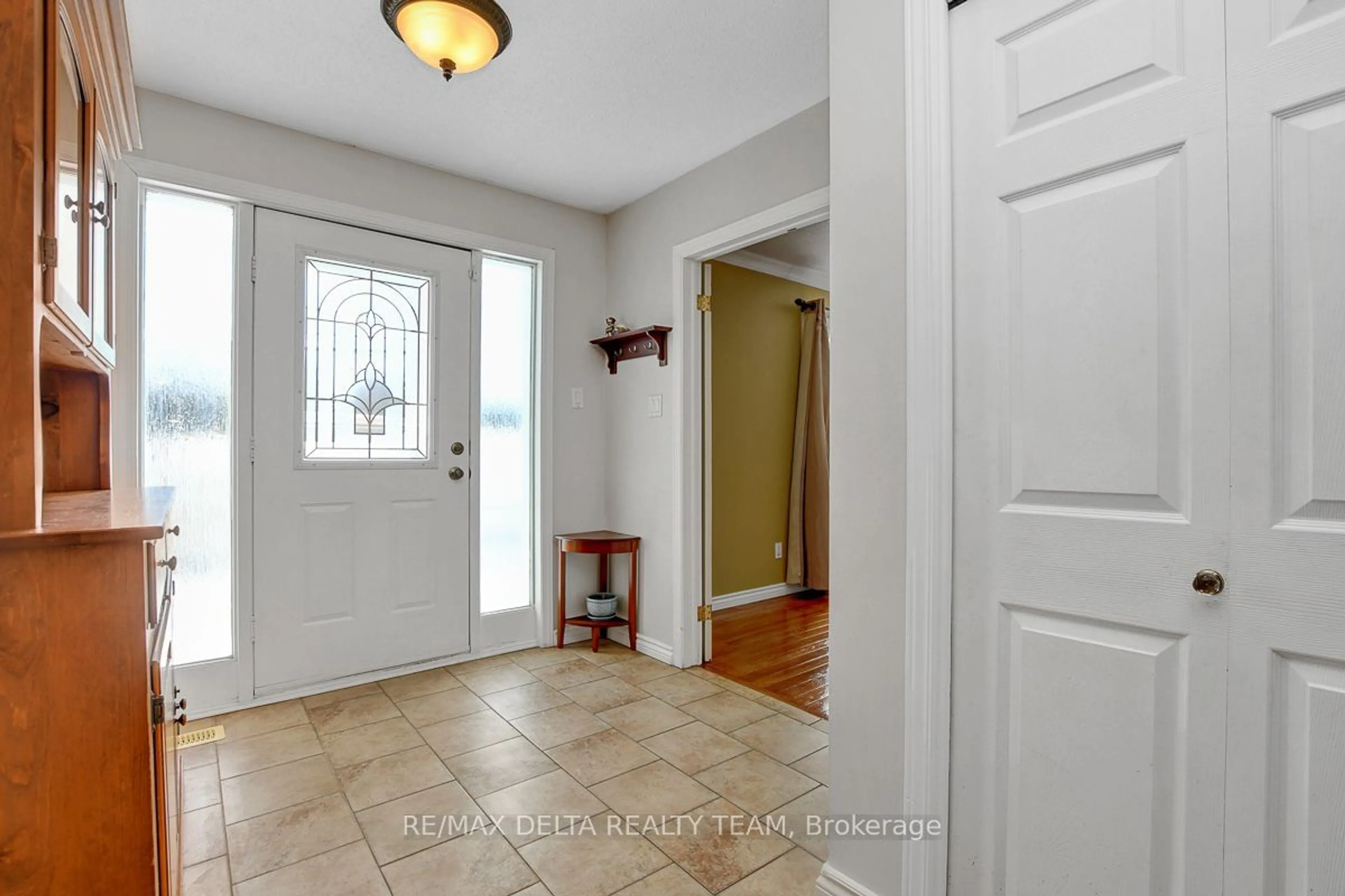 Indoor entryway for 2002 Belcourt Blvd, Orleans - Convent Glen and Area Ontario K1C 1M5