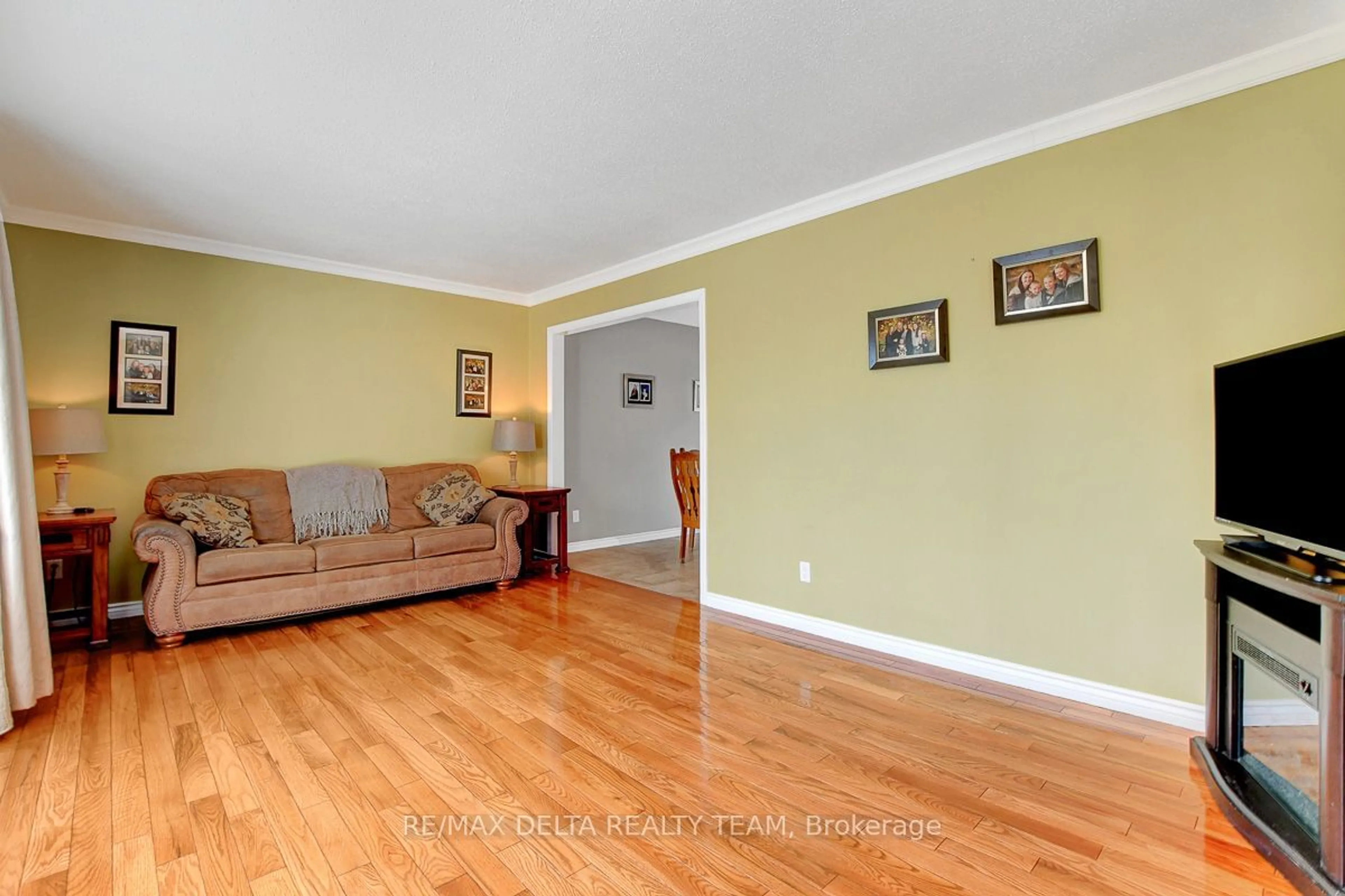 Living room with furniture, wood/laminate floor for 2002 Belcourt Blvd, Orleans - Convent Glen and Area Ontario K1C 1M5