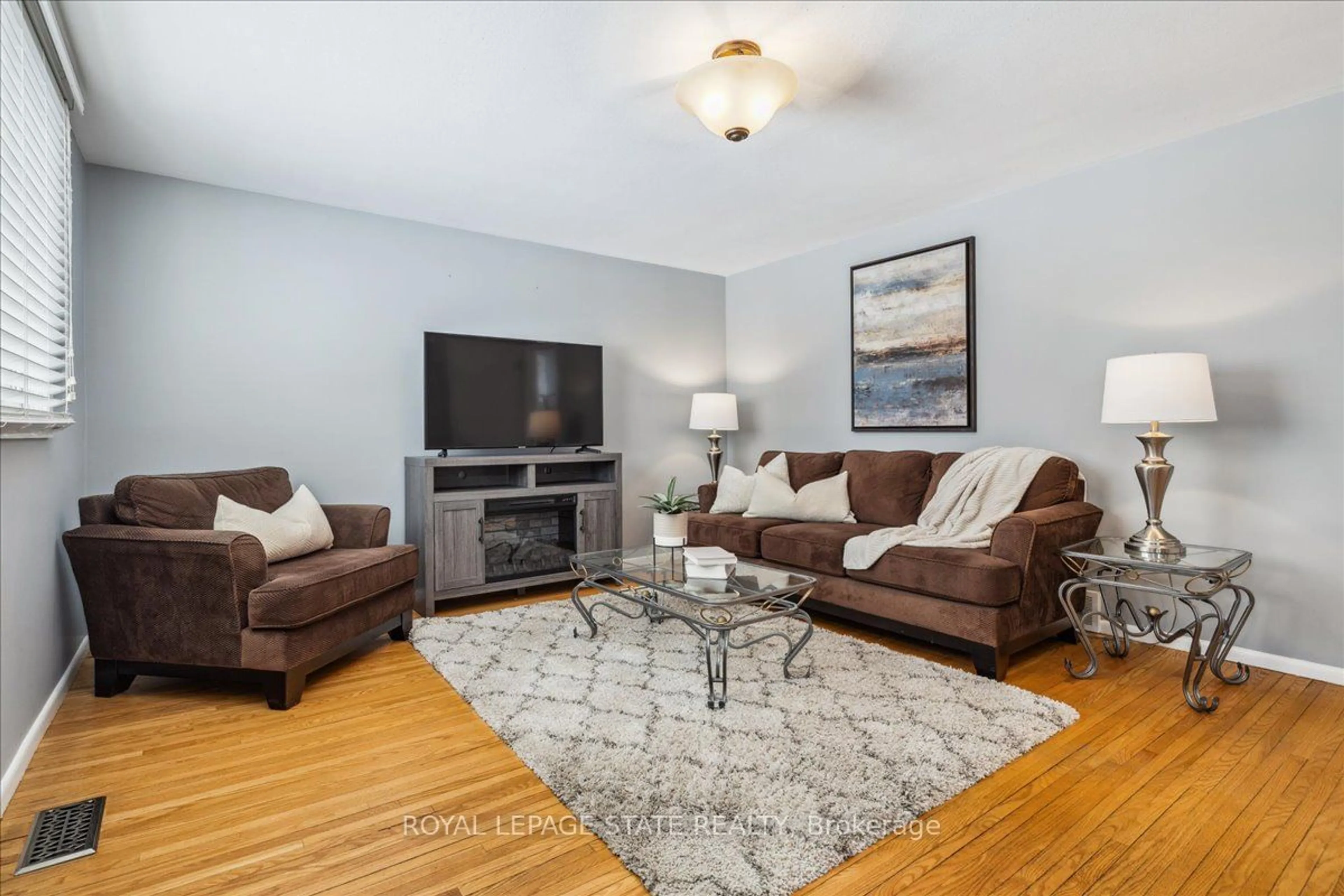 Living room with furniture, unknown for 34 Grande Ave, Hamilton Ontario L8G 2E1