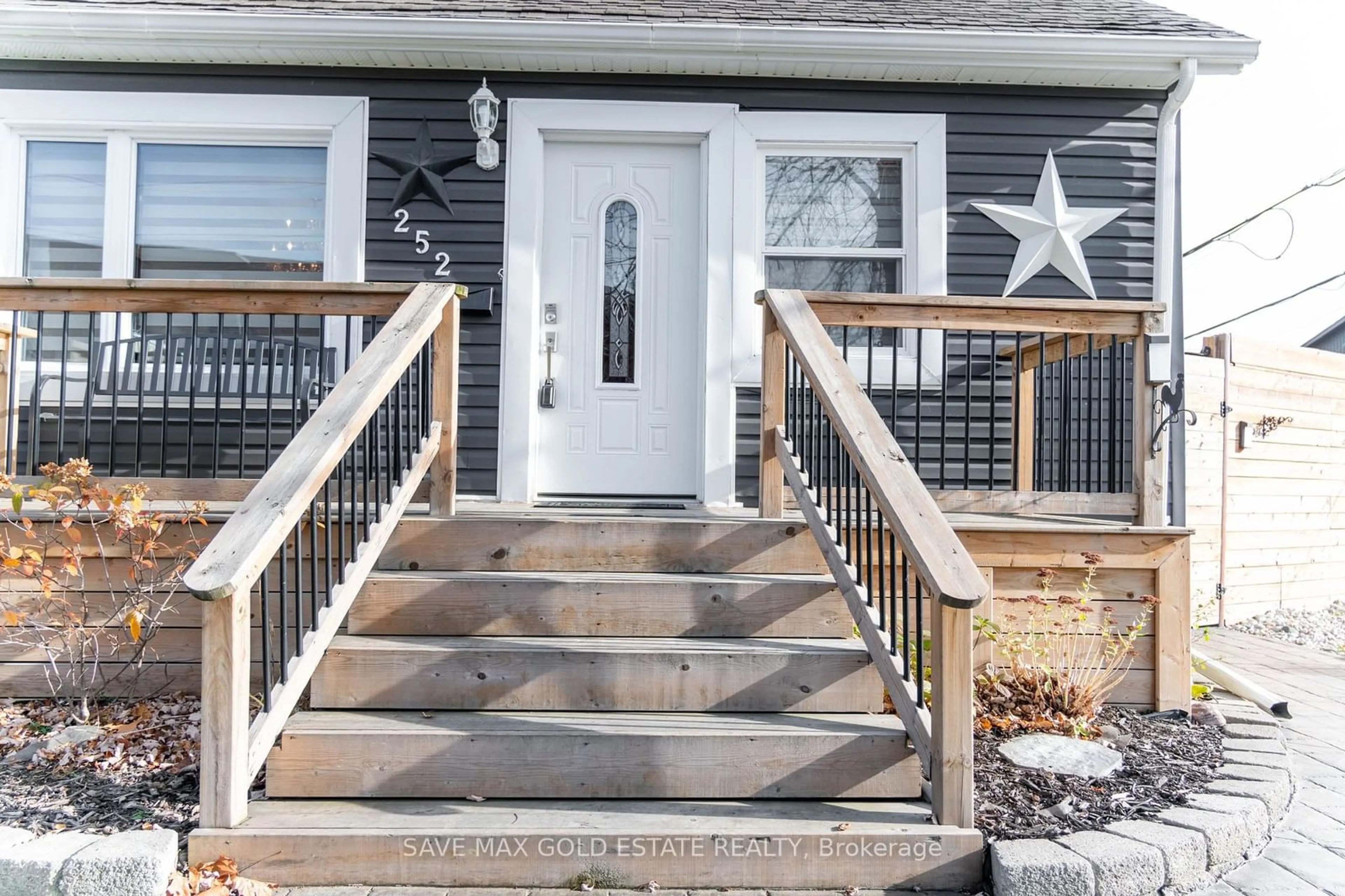 Stairs for 252 Walter Ave, Hamilton Ontario L8H 5R4