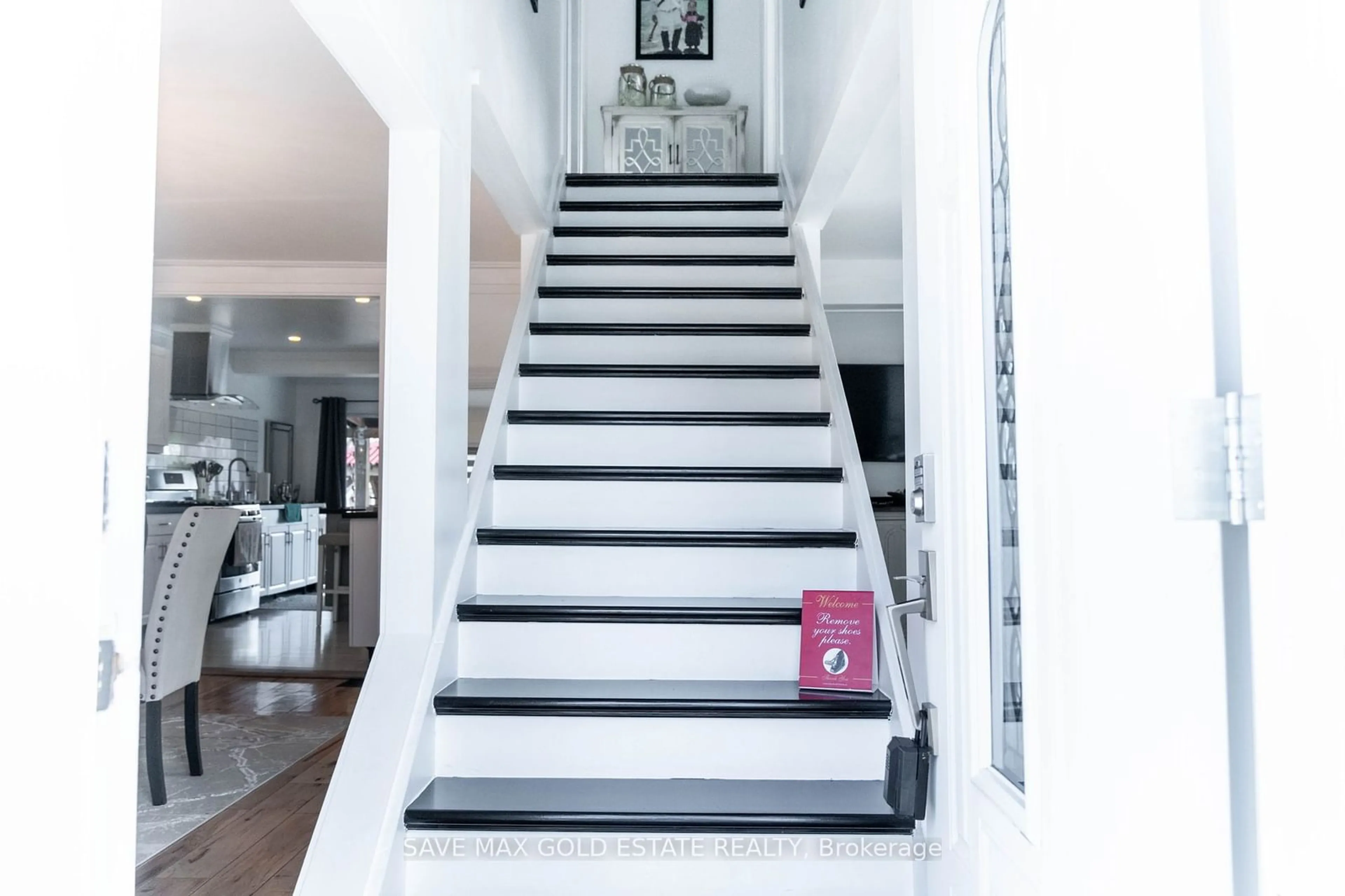 Stairs for 252 Walter Ave, Hamilton Ontario L8H 5R4