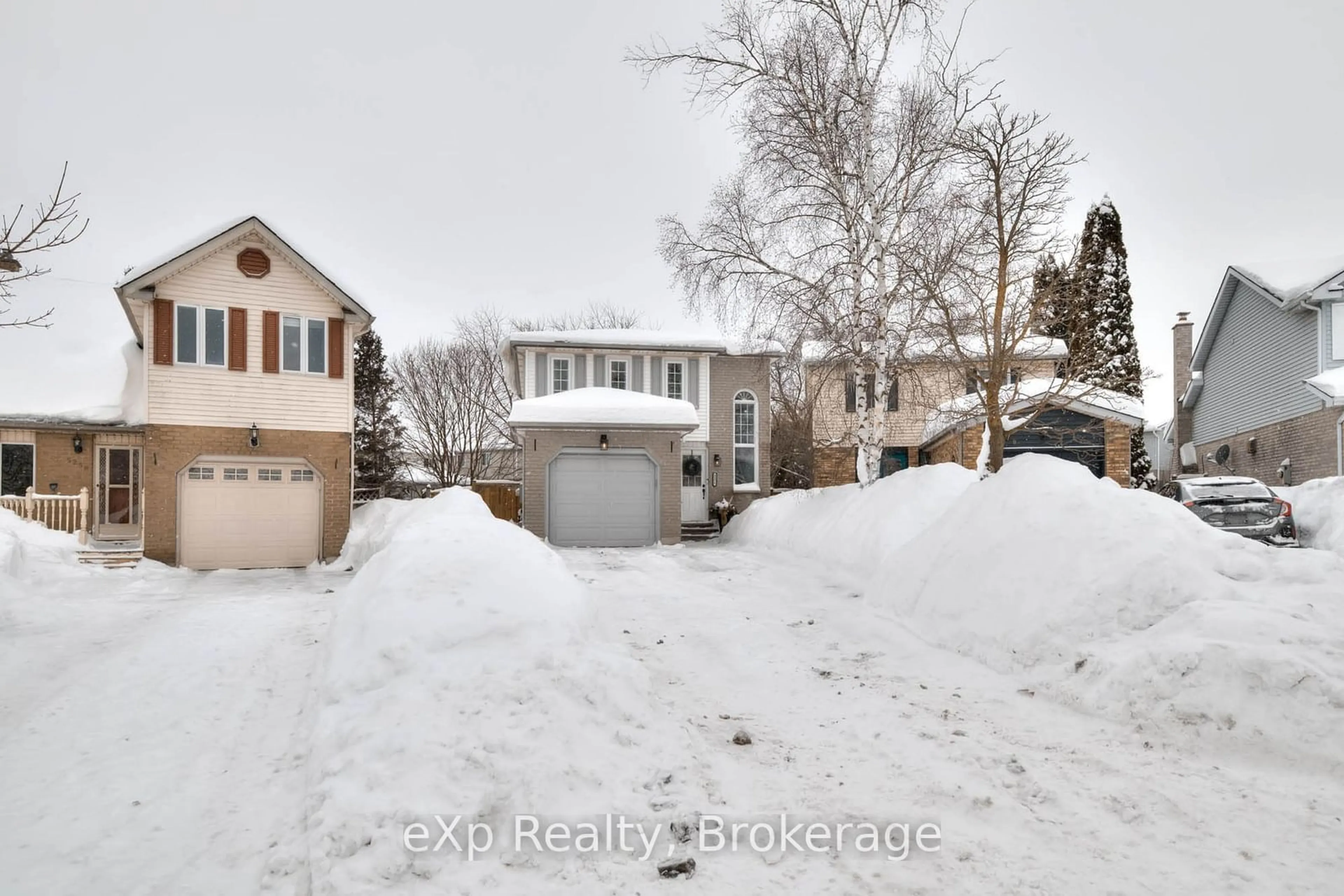 A pic from outside/outdoor area/front of a property/back of a property/a pic from drone, street for 527-A Rosemeadow Cres, Waterloo Ontario N2T 1Z9